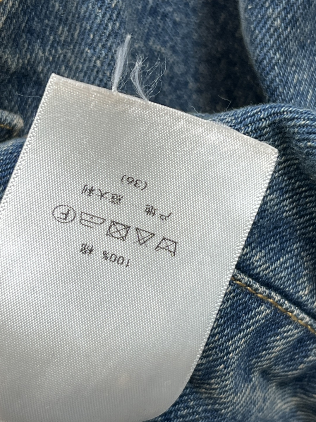 D家 26春夏新款 徽标刺绣牛仔外套 经典蓝色牛仔布+胸前刺绣徽章 品牌感满满 短款剪裁 搭配高腰裤或裙