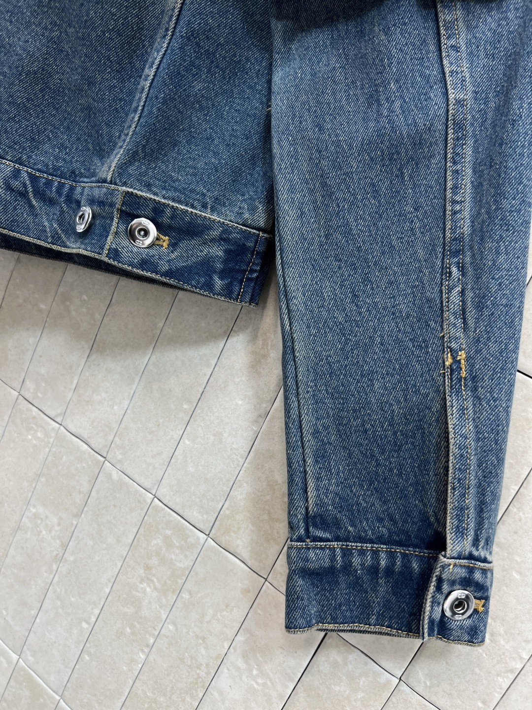 D家 26春夏新款 徽标刺绣牛仔外套 经典蓝色牛仔布+胸前刺绣徽章 品牌感满满 短款剪裁 搭配高腰裤或裙