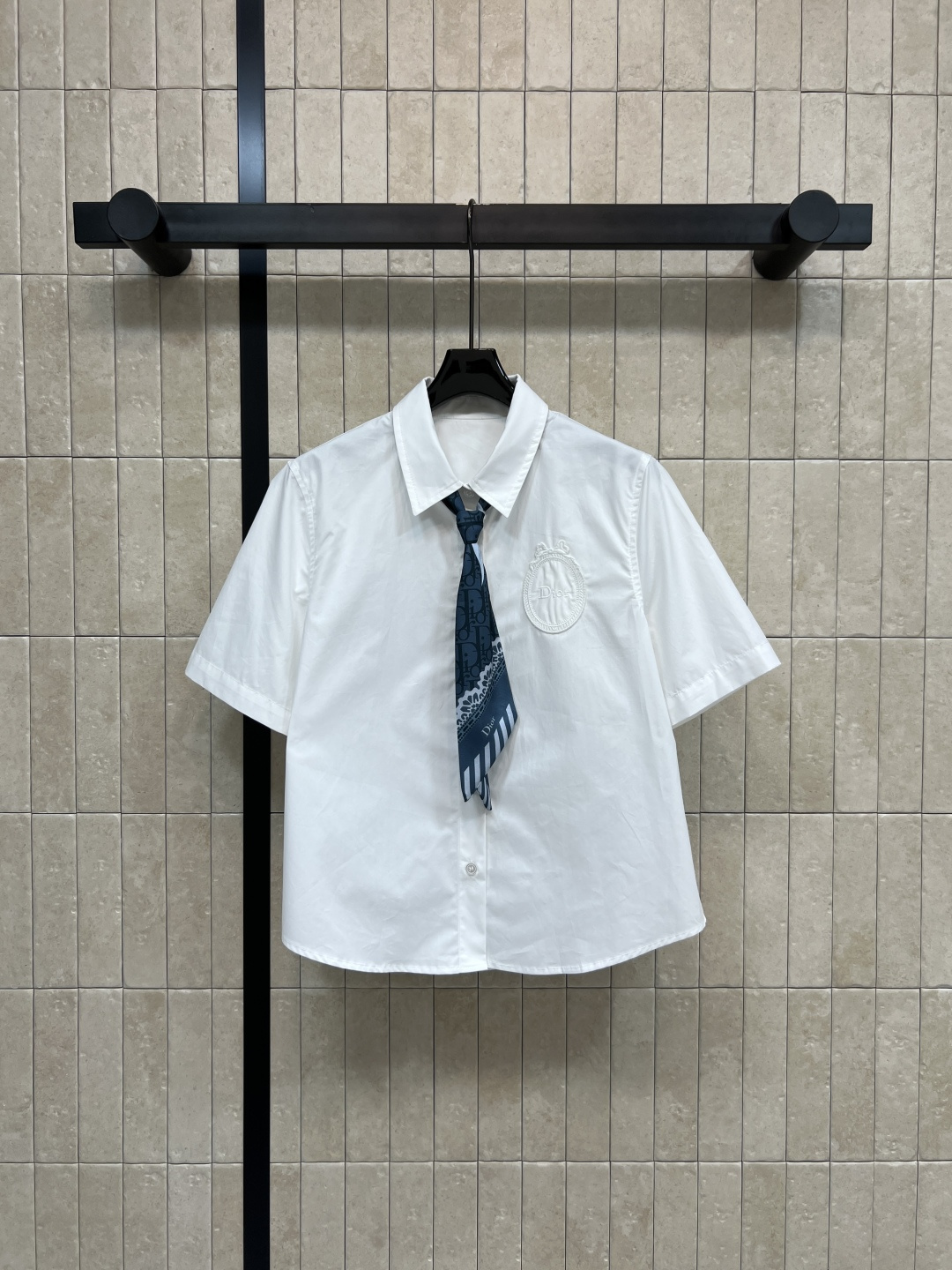 D家 26春夏新款  老花领带短袖白衬衫 制服白衬衫+深蓝D字母老花印花领带 白衬衫宽松短袖 胸前刺绣徽