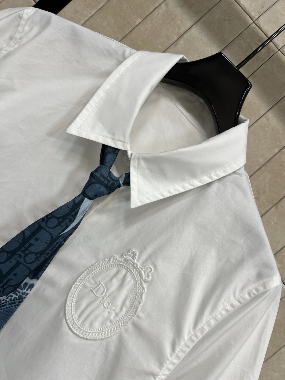 D家 26春夏新款  老花领带短袖白衬衫 制服白衬衫+深蓝D字母老花印花领带 白衬衫宽松短袖 胸前刺绣徽