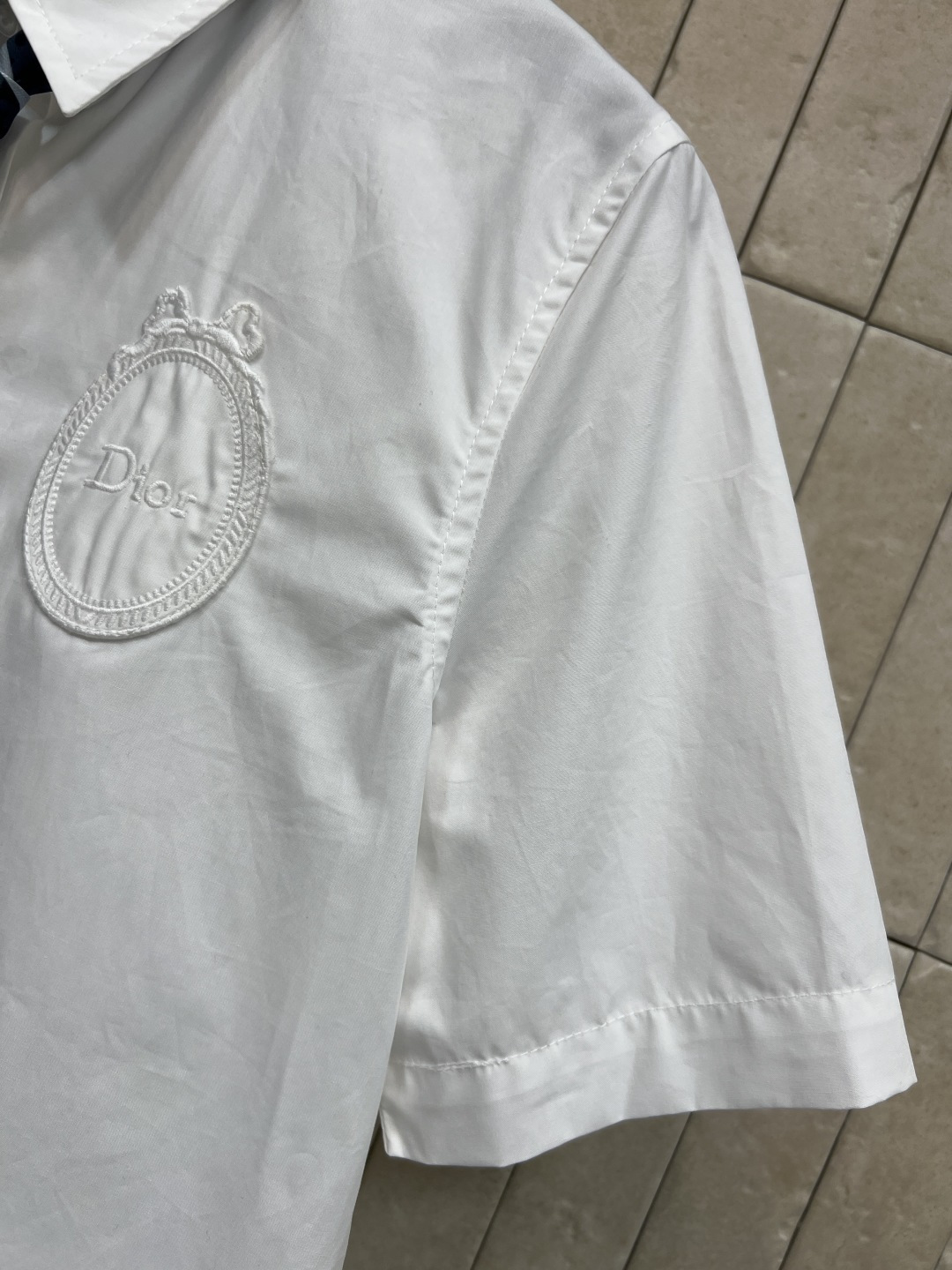 D家 26春夏新款  老花领带短袖白衬衫 制服白衬衫+深蓝D字母老花印花领带 白衬衫宽松短袖 胸前刺绣徽