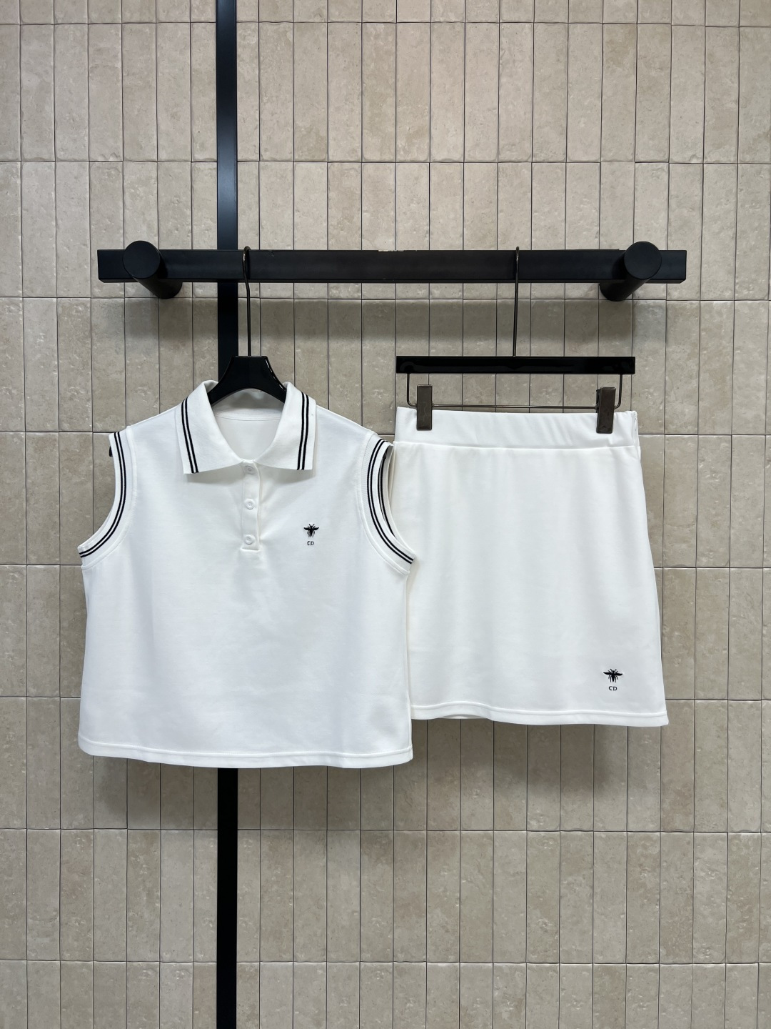NO:791361,D Home 26 new spring and summer style white Polo collar sleeveless sports suit, sleeveless vest + high waist skirt, simple college style design, black stripes embellished on the collar and cuffs, exquisite embroidery logo on the chest & skirt, light and breathable fabric, slim skirt and long legs, can be easily controlled for sports, commuting and daily life, paired with sports shoes or casual shoes, energetic and fashionable, two colors and three sizes, S-M-L, dior, sneakers, skirts,19860909D家 26春夏新款 白色Polo领无袖运动套装 无袖背心+高腰短裙 简约学院风设计 黑色条纹点缀领口和袖口 胸前&裙摆有精致刺绣标志 面料轻薄透气 短裙修身显腿长 运动、通勤、日常都能轻松驾驭 搭配运动鞋或休闲鞋 活力又时髦 两色三码 S-M-L,,dior,sneakers,skirts,,Women's clothing