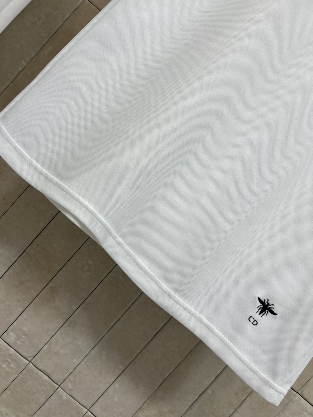 D家 26春夏新款  白色Polo领无袖运动套装 无袖背心+高腰短裙  简约学院风设计  黑色条纹点缀领