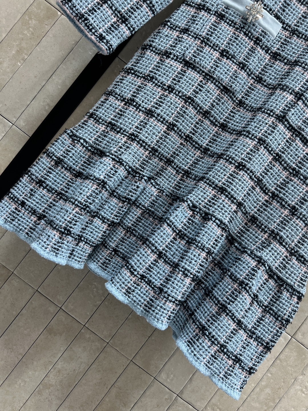 Self家 26春夏新款 蓝格纹针织连衣裙 针织粗花呢材质 重工钉珠圆领+花朵钻扣 四口袋经典版型  鱼
