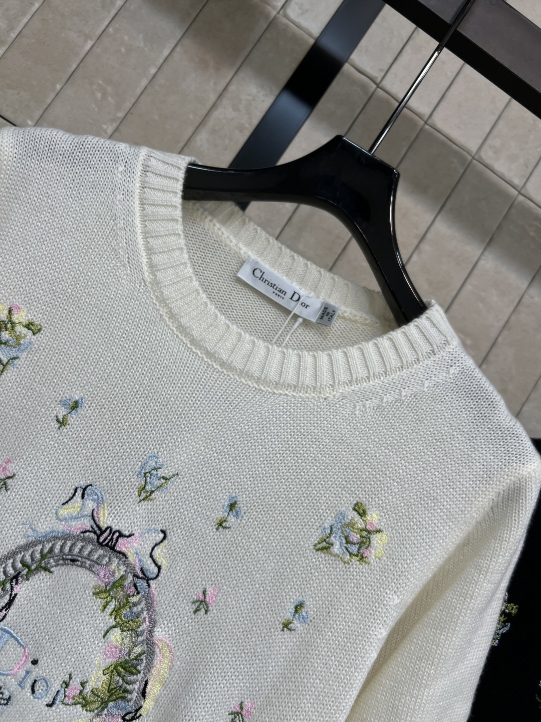 D家 26春夏新款 花卉刺绣针织短袖 精致花鸟刺绣  圆领+泡泡短袖设计 修饰肩线又显俏皮 细节满分  