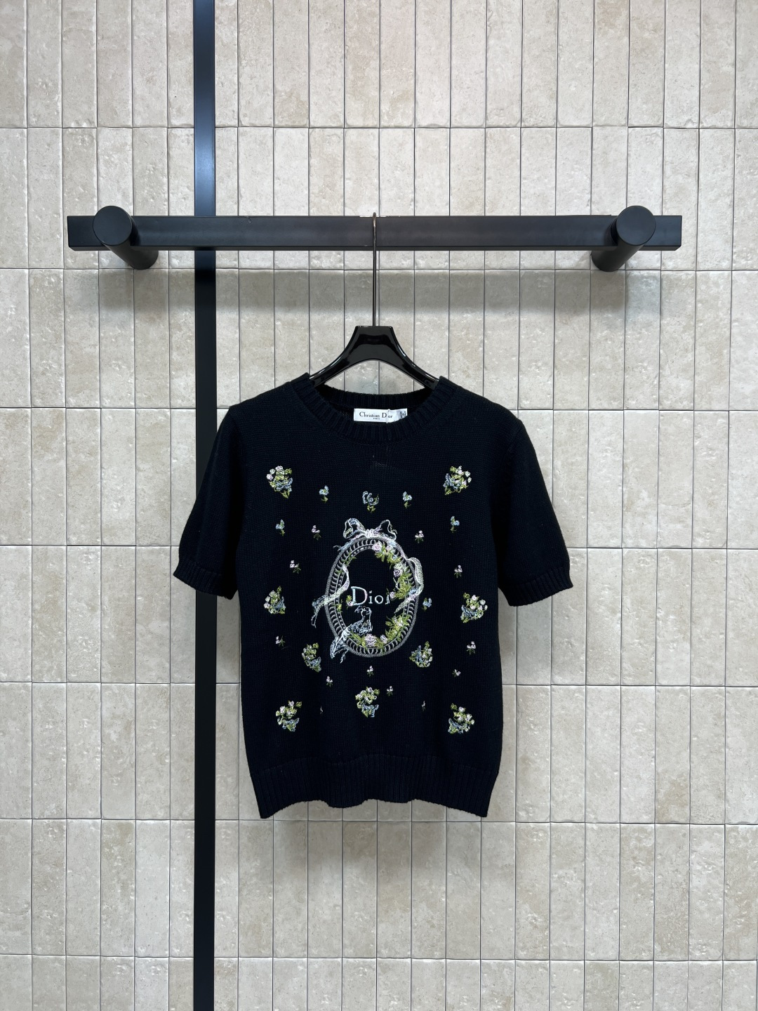 D家 26春夏新款 花卉刺绣针织短袖 精致花鸟刺绣  圆领+泡泡短袖设计 修饰肩线又显俏皮 细节满分  
