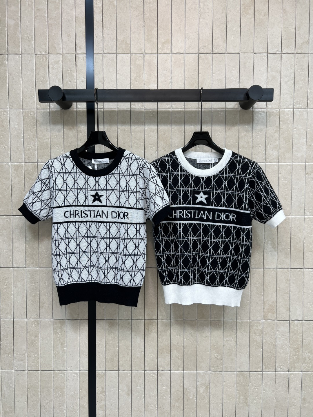 NO:791354,D Home 26 new spring and summer style Ling grid knitted short sleeves Black and white rhombus knitted fabric Textured and breathable Contrast ribbed collar + cuffs Intertwined geometric lines Knitted fabric with good elasticity Comfortable and close-fitting to wear Super suitable for spring and summer ~ short-sleeved design can be easily used for daily commuting and leisure time Elegant, noble and relaxed Two colors and three sizes S-M-L, dior, T-shirt,19860909D家 26春夏新款 凌格纹针织短袖 黑白菱格纹针织面料 肌理感十足又透气 撞色罗纹领口+袖口 几何线条交织 针织面料弹性好 穿着舒适贴身 春夏季节超适合～短袖设计日常通勤、休闲都能轻松驾驭 优雅贵气又松弛 两色三码S-M-L,,dior,T-shirt,,Women's clothing