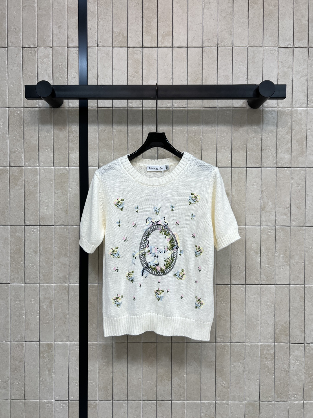 D家 26春夏新款 花卉刺绣针织短袖 精致花鸟刺绣  圆领+泡泡短袖设计 修饰肩线又显俏皮 细节满分  