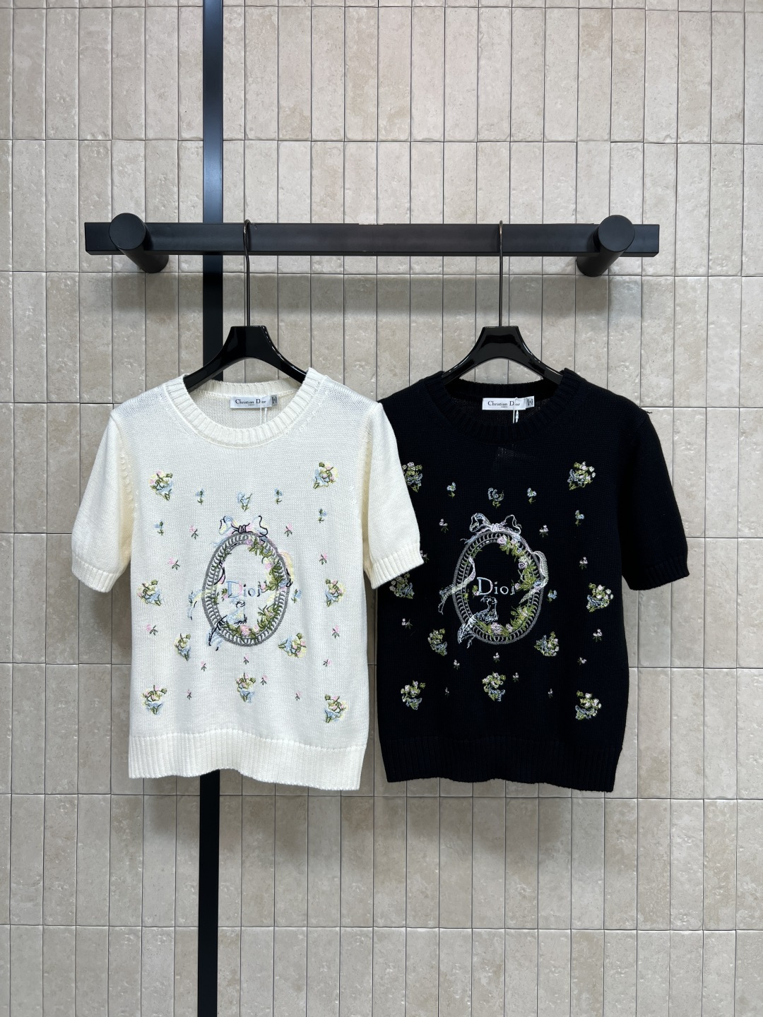 NO:791339,D Home 26 Spring and Summer New Style Knitted Short Sleeves with Floral Embroidery Exquisite Flower and Bird Embroidery Round Neck + Puff Short Sleeve Design Modified Shoulder Line and Look Playful Full of Details Suitable for a variety of body shapes Can be paired with jeans or wide-leg pants for daily use, OK for commuting or dating, light and mature style with skirts or suit pants, two colors and three sizes S-M-L, dior, skirts, jeans, T-shirt, business suit,19860909D家 26春夏新款 花卉刺绣针织短袖 精致花鸟刺绣 圆领+泡泡短袖设计 修饰肩线又显俏皮 细节满分 适合多种身材 日常可搭牛仔裤或阔腿裤 通勤约会都OK 轻熟风配半裙或西装裤 两色三码S-M-L,,dior,skirts,jeans,T-shirt,business suit,,Women's clothing