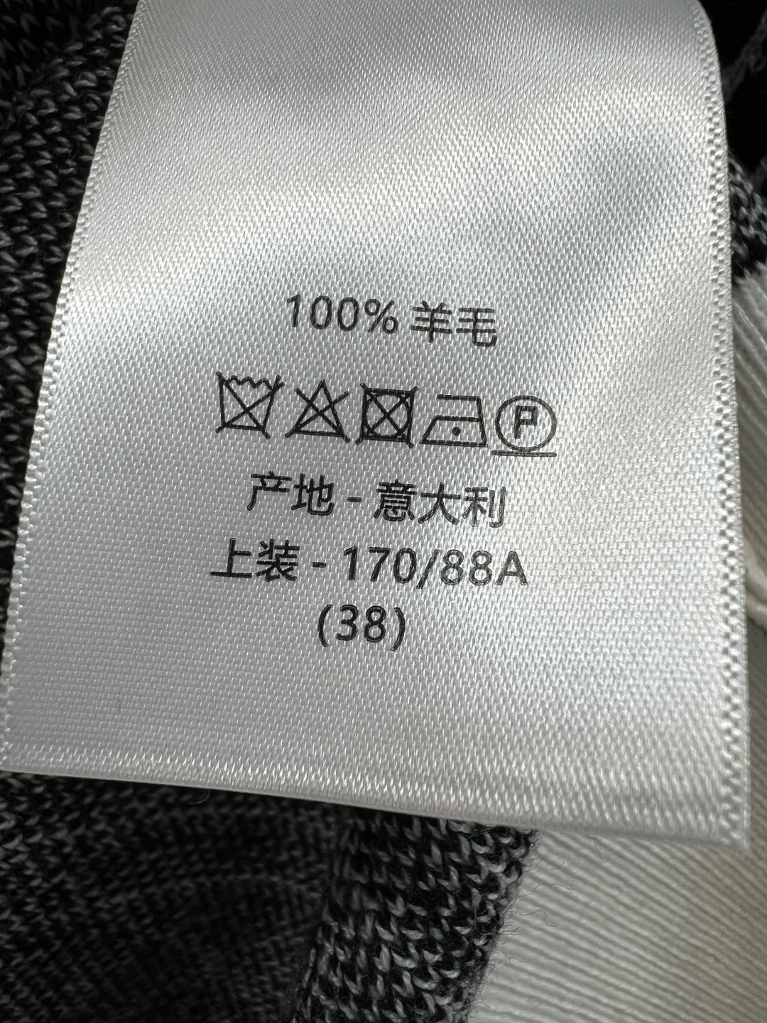 D家  26春夏新款 凌格纹针织短袖 黑白菱格纹针织面料 肌理感十足又透气 撞色罗纹领口+袖口 几何线条