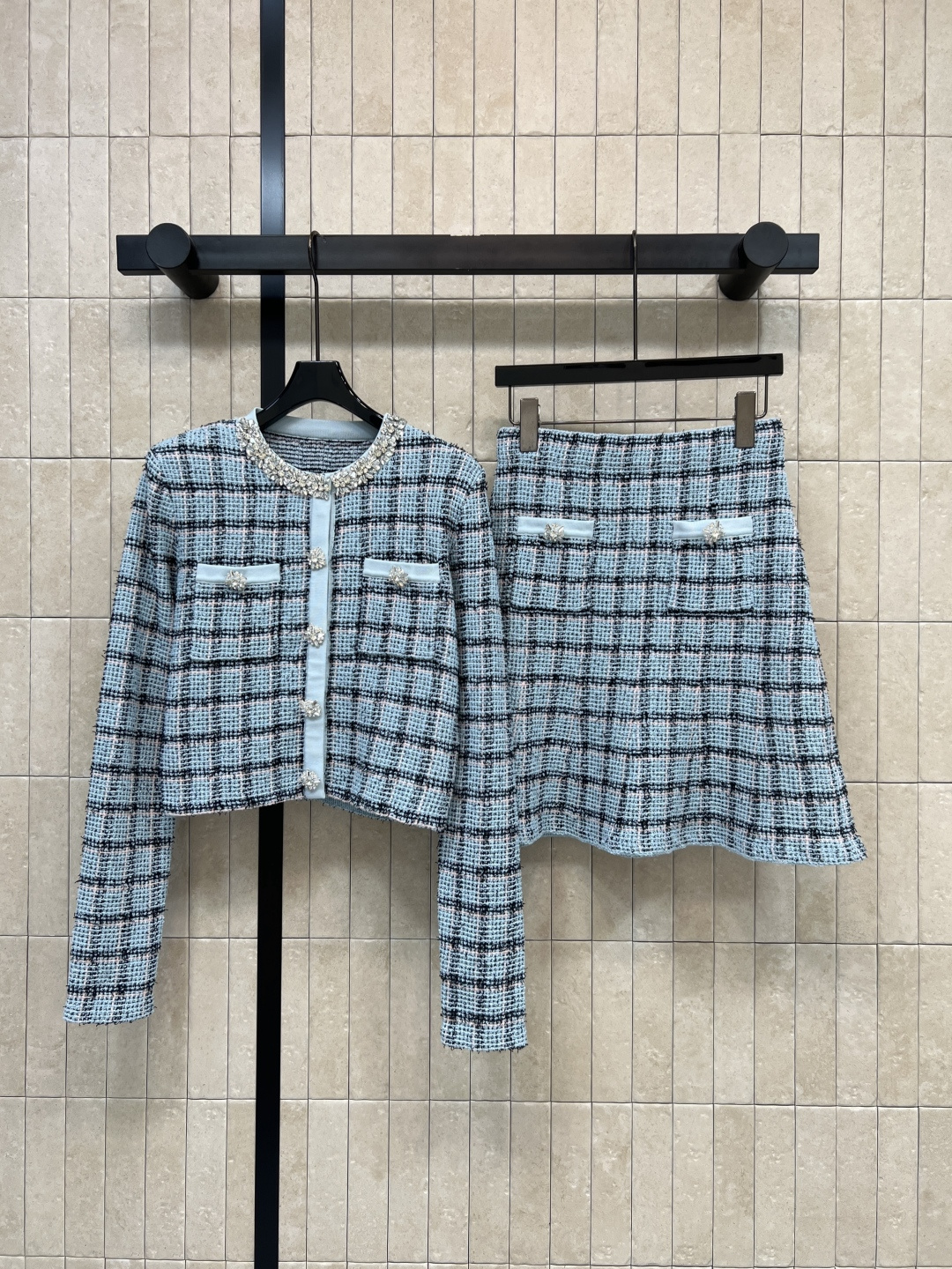 NO:791341,Jacket and skirt Self's 26 new spring and summer new style Blue and pink plaid small fragrance suit Blue and pink plaid + beaded diamond decoration Full of sophistication Short top with slim waist and full details Short jacket + high-waisted skirt Even a small person can wear long legs Easily manage commuting, dating, and parties Elegant and fashionable Three sizes in one color S-M-L, fendi, skirts, jackets & coats,19860909外套半裙Self家 26春夏新款 蓝粉格纹小香风套装 蓝粉格纹+钉珠钻饰 精致感满满 短款上衣修身显腰细节拉满 短款外套+高腰半裙 小个子也能穿出大长腿 通勤、约会、派对都能轻松驾驭 优雅又时髦 一色三码 S-M-L,,fendi,skirts,jackets & coats,,Women's clothing