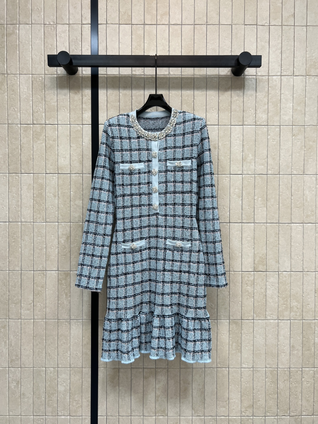 NO:791345,Self's 26 spring and summer new style blue plaid knitted dress made of knitted tweed material heavy beaded round neck + flower diamond button four pockets classic version fishtail skirt hides the flesh to show slimming details ultra-exquisite waist design optimizes proportions suitable for dating, commuting, and parties. It looks great alone or paired with a small fragrant jacket. Three sizes in one color S-M-L, fendi, skirts, jackets & coats,19860909Self家 26春夏新款 蓝格纹针织连衣裙 针织粗花呢材质 重工钉珠圆领+花朵钻扣 四口袋经典版型 鱼尾裙摆藏肉显瘦 细节超精致 收腰设计优化比例 约会、通勤、聚会都很适合 单穿或搭配小香风外套都很出彩 一色三码 S-M-L,,fendi,skirts,jackets & coats,,Women's clothing
