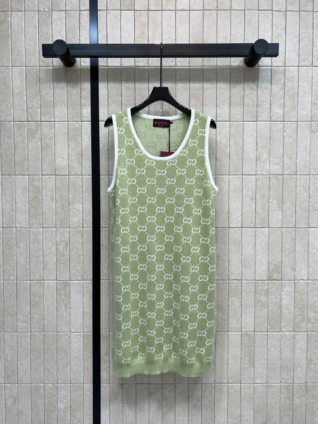 NO:791978,G Home 26 new spring and summer style GG jacquard knitted vest dress. The knitted fabric is soft and close-fitting. It is super comfortable to wear in spring and summer. The A-line version is slim and flatters the figure. The round neck design with white edges brightens the skin and makes the skin look cleaner. It is refreshing and age-reducing when worn alone. It is also super layered when layered with shirts/suits. It is easy to achieve French laziness. Three sizes in one color, S-M-L,,gucci,skirts,shirts,business suit,19860909G家 26春夏新款 GG提花针织背心裙 针织面料柔软贴身 春夏穿超舒服 A字版型显瘦又修饰身材 白边圆领设计 提亮肤色更显干净 单穿清爽减龄 叠穿衬衫/西装也超有层次感 轻松拿捏法式慵懒感 一色三码S-M-L,,gucci,skirts,shirts,business suit,,Women's clothing