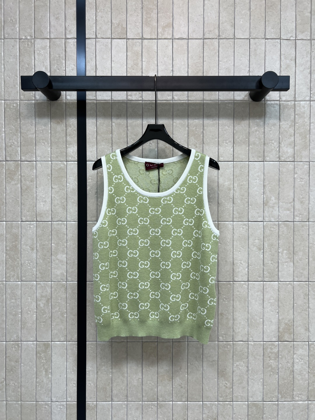 NO:791975,G Home 26 spring and summer new style GG jacquard knitted vest. Light green with white GG pattern. Simple soft knitted fabric. Comfortable to wear. Sleeveless design + white piping. Classic and fashionable. It goes well with jeans or casual pants. No need to worry about matching. It looks great when worn alone or layered. Three sizes in one color, S-M-L,,gucci,jeans,19860909G家 26春夏新款 GG提花针织背心 浅绿色搭配白色GG图案 简约柔软针织面料 穿着舒适 无袖设计+白色滚边经典又时髦 搭配牛仔裤或休闲裤都很OK 不用费心搭配 单穿或叠穿都出彩 一色三码 S-M-L,,gucci,jeans,,Women's clothing