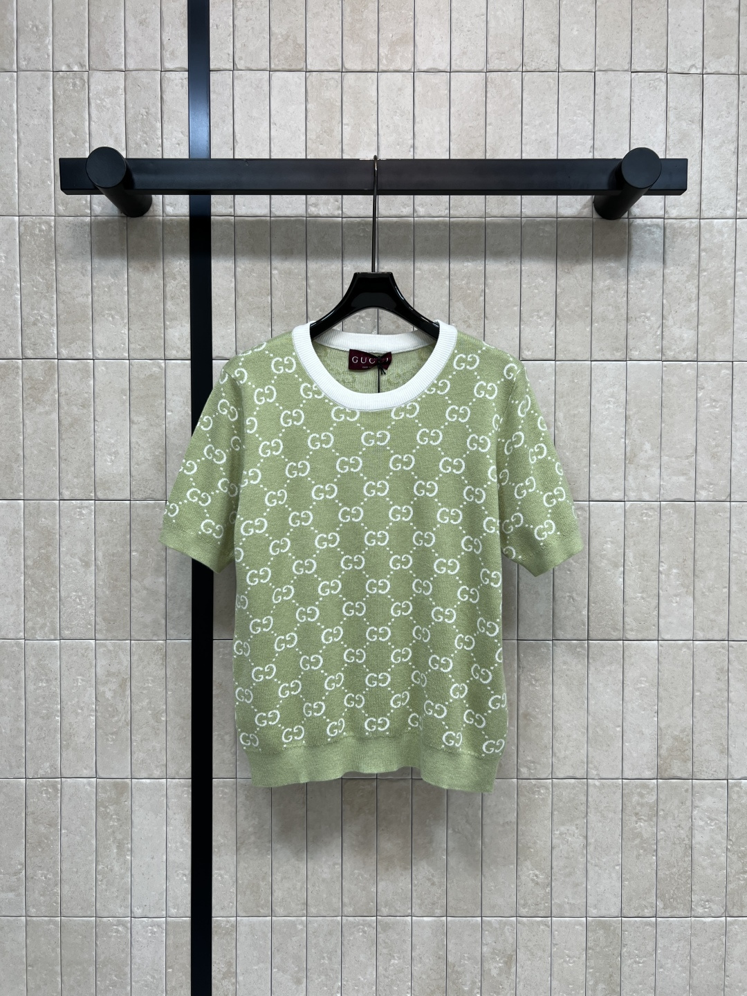 NO:791972,G Home 26 Spring and Summer New Style Green GG jacquard knitted short sleeves Classic GG pattern + light green background The knitted fabric is soft and comfortable, perfect for spring and summer Round neck + contrasting white edge design Not picky about body shape The short-sleeved version is both breathable and textured Can be easily worn in daily casual or light luxury styles Paired with jeans or casual trousers Easily get a fashionable look One color three sizes S-M-L,, gucci, jeans, T-shirt,19860909G家 26春夏新款 绿色GG提花针织短袖 经典GG图案+浅绿色底色 针织面料柔软舒适 春夏穿超合适 圆领+撞色白边设计 不挑身材 短袖版型兼顾透气与质感 日常休闲或轻奢风都能轻松驾驭 搭配牛仔裤或休闲裤 轻松get时尚造型一色三码S-M-L,,gucci,jeans,T-shirt,,Women's clothing