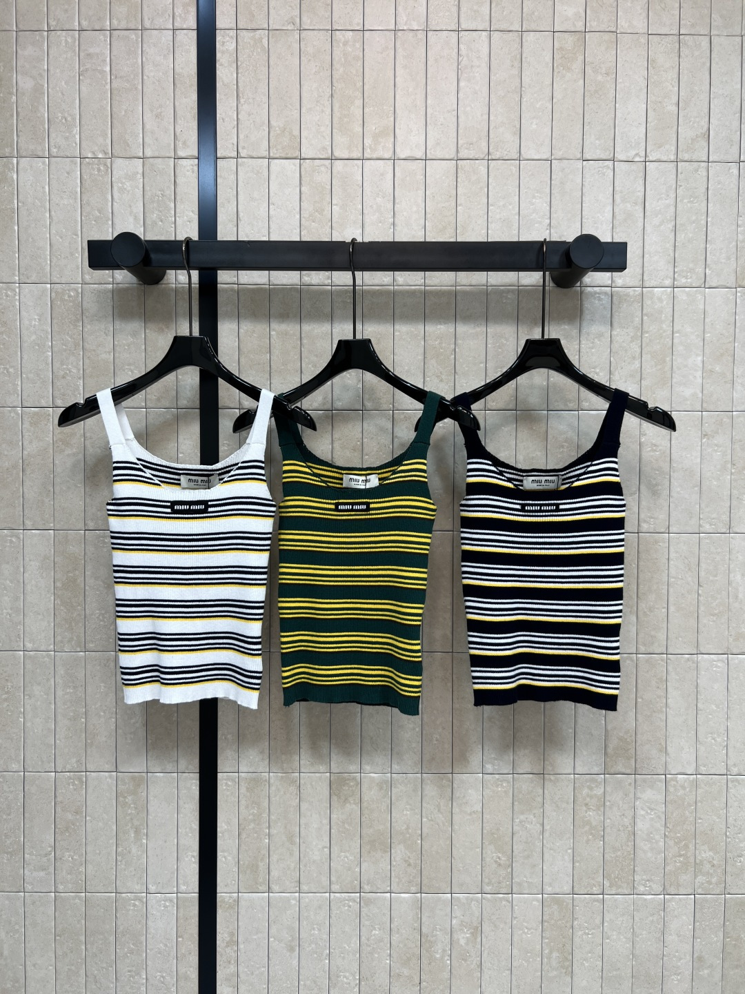 NO:791963,MIU's 26 spring and summer new style retro striped knitted vest. The knitted fabric has good elasticity and is comfortable for daily wear. Wide shoulder straps + square collar design reveals the exquisite collarbone. It is friendly to all body types and looks great with jeans, overalls or short skirts. It can be easily controlled for daily outings and parties. Full marks for vitality and fashion. Three colors and three sizes S-M-L,,miumiu,skirts,jeans,19860909MIU家 26春夏新款 复古条纹针织背心 针织面料弹性好 日常穿也舒适自在 宽肩带+方领设计 露出精致锁骨 对各种身材都友好搭配牛仔裤、工装裤或短裙都很出彩 日常出街、聚会都能轻松驾驭 活力与时尚感满分 三色三码 S-M-L,,miumiu,skirts,jeans,,Women's clothing