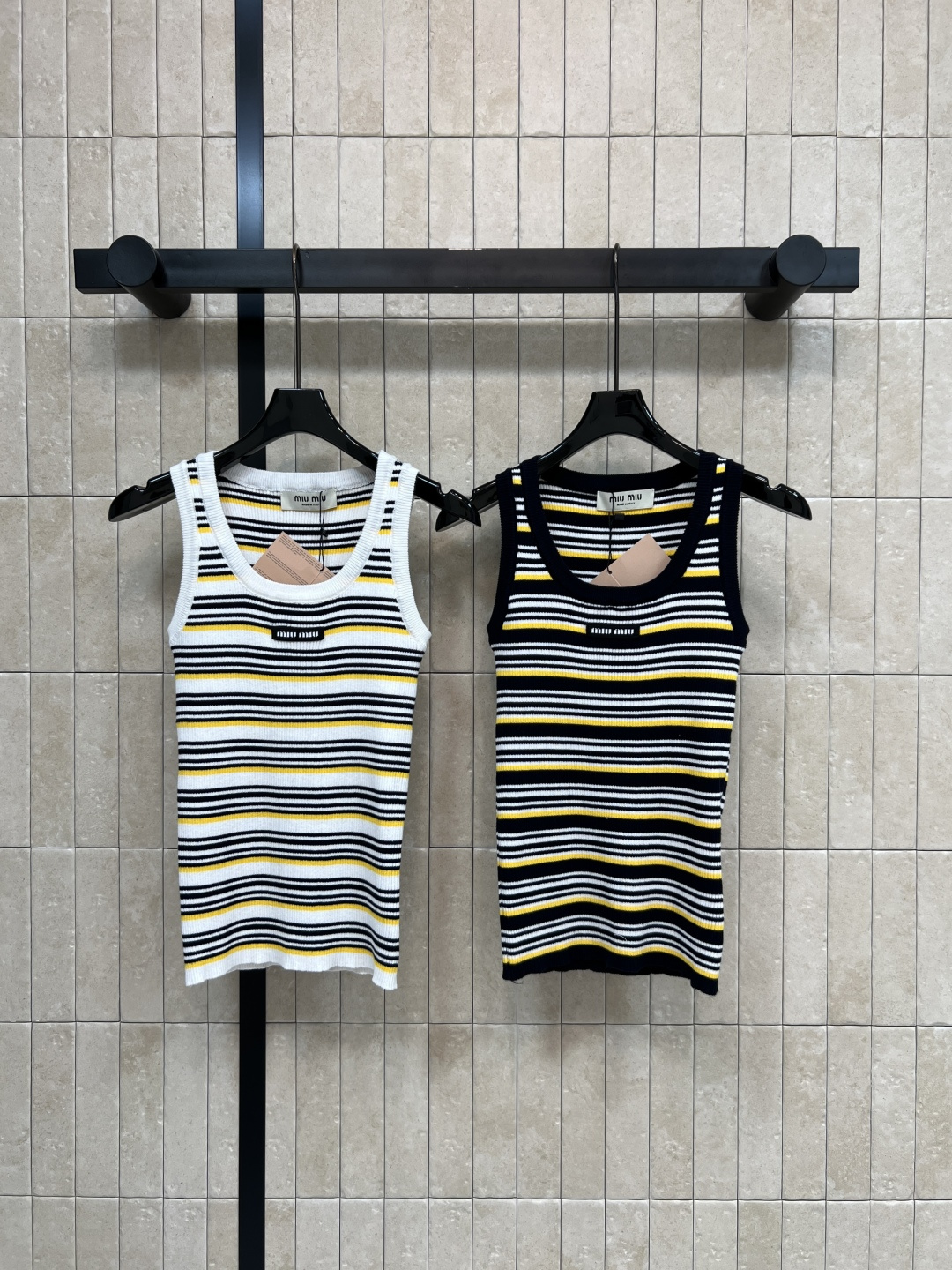 NO:791957,MIU's 26 spring and summer new styles American retro striped knitted suspenders High elastic knitted fabric Breathable and not sweaty Soft and sinewy Not easy to deform after long-term wear Round neck + narrow shoulder strap design Modify the shoulders and neck Good to wear alone or layered The stripes are slim and versatile and are suitable for daily outings Two colors and three codes S-M-L,,miumiu,19860909MIU家 26春夏新款 美式复古条纹针织吊带 高弹针织面料 透气不闷汗 软糯有筋骨 久穿不易变形 圆领+窄肩带设计 修饰肩颈 单穿或内搭都很OK 条纹显瘦又百搭日常出街都很合适 两色三码 S-M-L,,miumiu,,Women's clothing