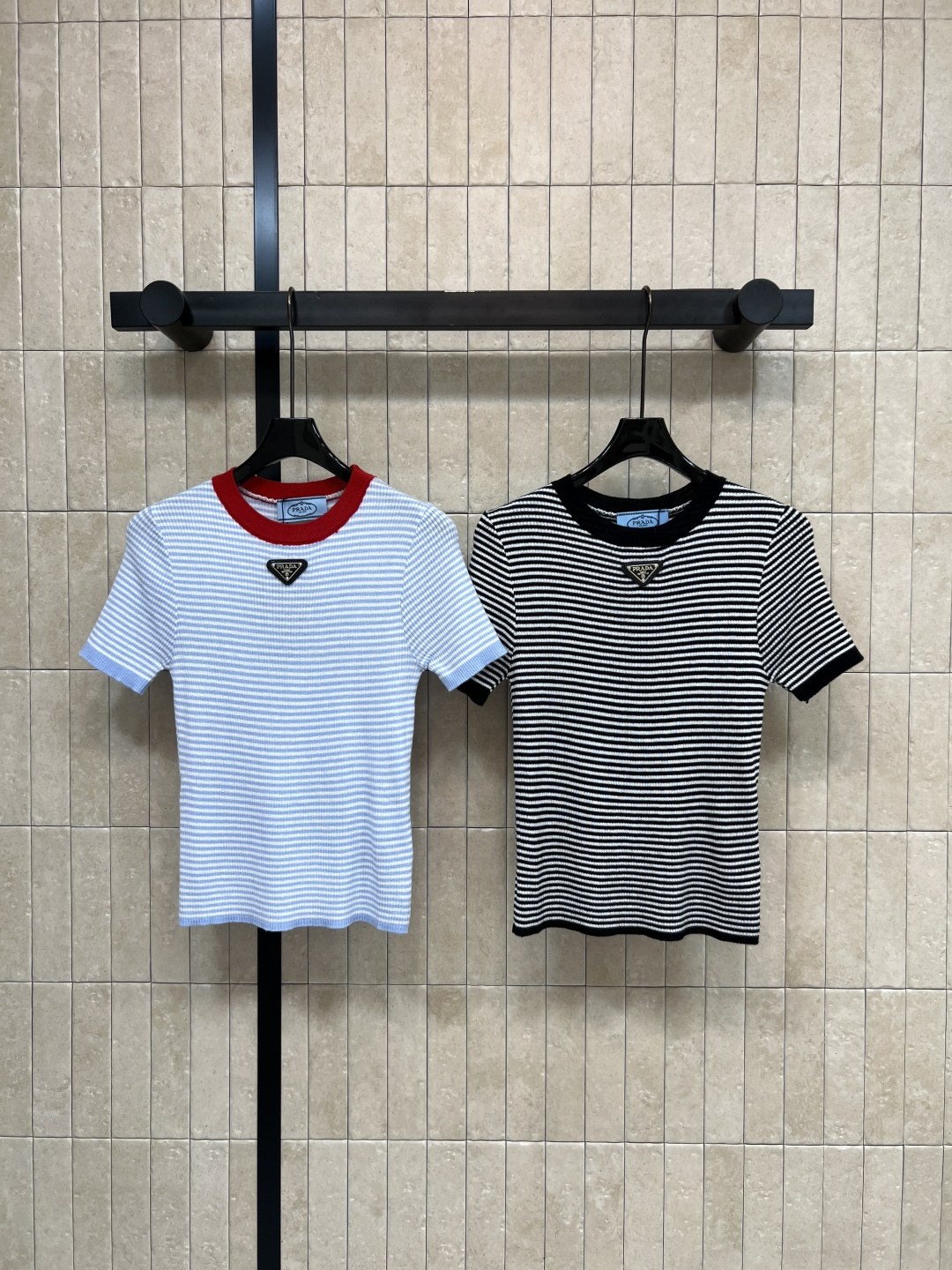 NO:791954,PD Home 26 Spring and Summer New Style Contrast striped knitted short-sleeved stripes + contrasting round neck design Contrast ribbed collar and cuffs Exquisite details Break the monotony Make the basic model memorable The triangle logo on the chest has a super brand feel Slightly slim fit Easily matched with casual pants or skirts Two colors and three sizes S-M-L, dior, skirts, T-shirt,19860909PD家 26春夏新款 撞色条纹针织短袖 采用条纹+撞色圆领设计 撞色罗纹领口袖口 细节精致 打破单调 让基础款也有记忆点 胸前三角徽标超有品牌感 微修身剪裁 轻松搭配休闲裤或裙装 两色三码 S-M-L,,dior,skirts,T-shirt,,Women's clothing