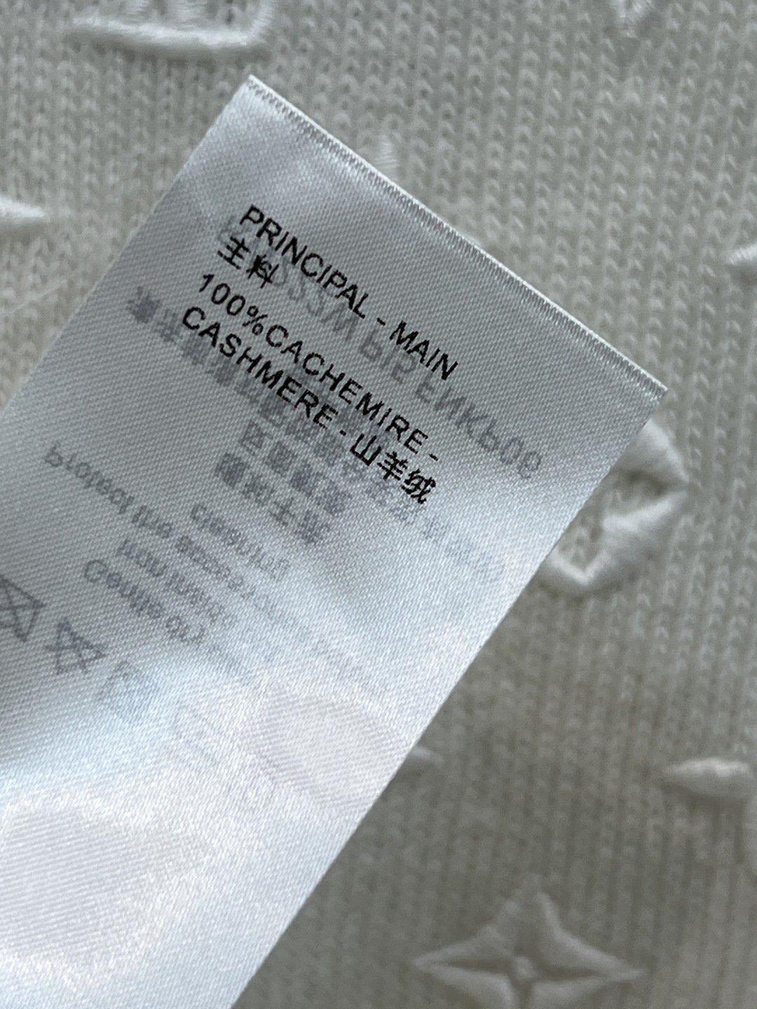 L家 26春夏新款 老花刺绣针织短袖毛衣 浮雕刺绣Logo低调又有辨识度 柔软亲肤针织材质 春夏穿超舒服