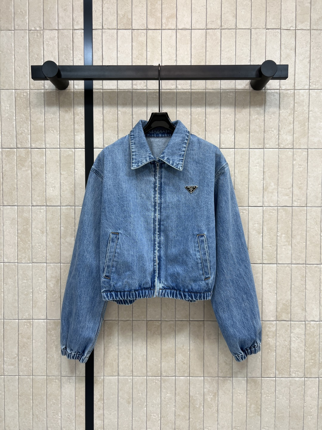 NO:791940,PD Home 26 Spring and Summer New Style Denim short jacket with full retro feel Tightened hem and cuffs Modify the figure to be super slim Triangular logo + elastic sleeves Detail-controlled short design makes your legs look longer in seconds Looks great with any T-shirt or skirt Easily get a fashionable look Three sizes in one color S-M-L, dior, skirts, jackets & coats, jackets & coats, tees, t-shirt,19860909PD家 26春夏新款 牛仔短款夹克外套 复古感拉满 收紧下摆和袖口 修饰身形超显瘦 三角标+松紧袖 细节控狂喜短款设计 秒变长腿精 随便搭T恤或半裙都很出彩 轻松get时髦造型 一色三码S-M-L,,dior,skirts,jackets & coats,jackets & coats,tees，t-shirt,,Women's clothing