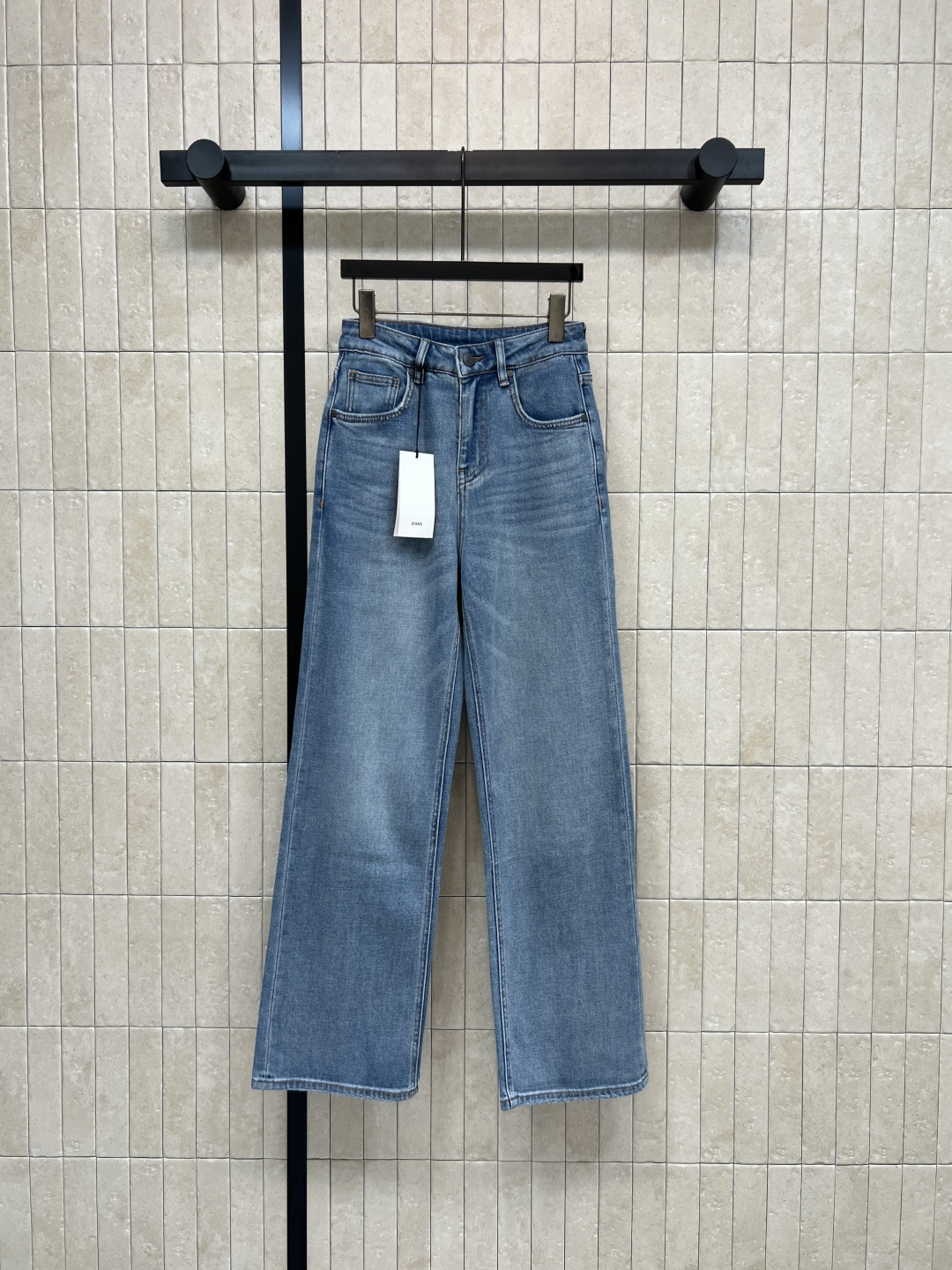 NO:791956,26 new spring and summer high-waisted straight jeans. High-quality denim fabric. Wear-resistant and durable. High-waisted design tightens the waistline. Straight-leg pants lengthen the legs. Covers the flesh and makes you appear taller. Suitable for all body types. The basic version does not require tops. It looks good with T-shirts/knitted/suits. It is the universal leggings in the wardrobe. One color and five sizes. 26-27-28-29-30,,jeans,tees,t-shirt,business  suit,1986090926春夏新款 高腰直筒牛仔裤 优质牛仔面料 耐磨抗造 越穿越有质感 高腰设计收紧腰线 直筒裤型拉长双腿 遮肉又显高 各种身材都能驾驭 基础款版型不挑上衣 配T恤/针织/西装都好看 是衣橱里的万能打底裤 一色五码 26-27-28-29-30,,jeans,tees，t-shirt,business suit,,Women's clothing