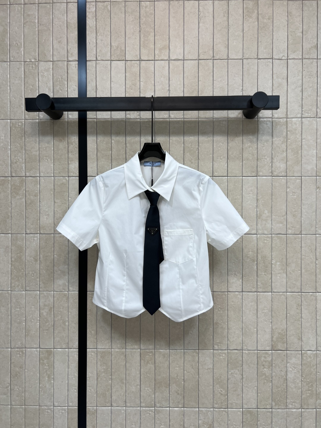 NO:791944,PD Home 26 Spring and Summer New Style Short-sleeved white shirt with tie, classic lapel + chest pocket, simple and neat, exquisite details, online texture, crisp cotton fabric, neat shape but not soft, classic triangle mark tie decoration, pure white background, versatile and not picky, looks good with skirts and trousers, three sizes in one color, S-M-L,, dior, skirts, shirts, T-shirt, ties,19860909PD家 26春夏新款 领带短款短袖白衬衫 经典翻领+胸前口袋 简约利落 细节考究 质感在线 挺括棉质面料 版型利落不软塌 经典三角标领带装饰 纯白底色百搭不挑人 配裙装裤装都好看 一色三码 S-M-L,,dior,skirts,shirts,T-shirt,ties,,Women's clothing