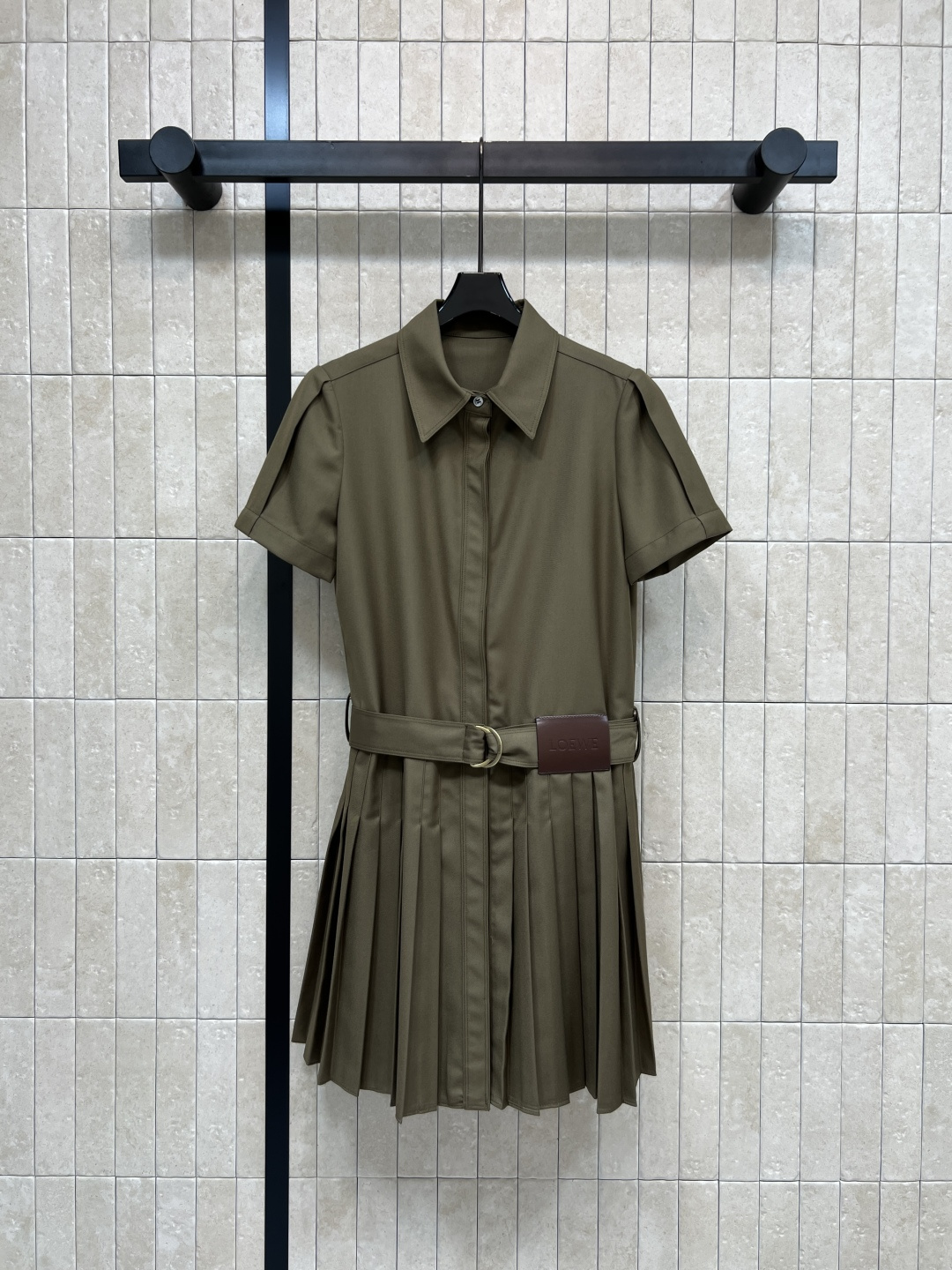 NO:792427,LW Home 26 new spring and summer style lapel-style short-sleeved dress, classic shirt collar + short-sleeved design, adjustable belt of the same color at the waist, easy to tighten the waist to show your figure, pleated skirt at the hem, retro and artistic with a casual feel, light and breathable, super comfortable to wear in spring and summer!  One piece of clothing that can be worn multiple times. It looks great when worn alone or layered with a jacket. It can be easily used for commuting, dating, and daily life. It has both temperament and practicality. A must-have for fashionistas!  Two colors and four sizes Size/S-M-L-XL,,skirts,jackets & coats,shirts,T-shirt,19860909LW家 26春夏新款 翻领衬式短袖连衣裙 经典衬衫领+短袖设计 腰部同色腰带可调节 轻松收腰显身材 下摆百褶裙 复古文艺又带点休闲感 轻盈透气 春夏穿超舒服！一衣多穿 单穿or叠搭外套都很出彩 通勤、约会、日常都能轻松驾驭 气质与实用性兼具 时髦精必入！两色四码 Size/S-M-L-XL,,skirts,jackets & coats,shirts,T-shirt,,Women's clothing
