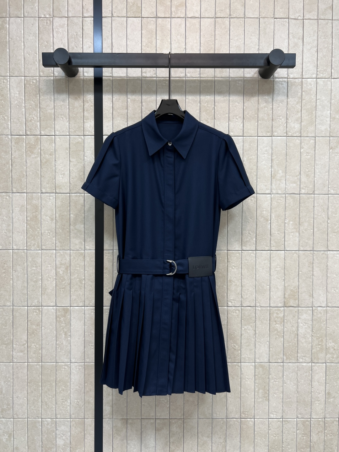 NO:792421,LW Home 26 new spring and summer style lapel-style short-sleeved dress, classic shirt collar + short-sleeved design, adjustable belt of the same color at the waist, easy to tighten the waist to show your figure, pleated skirt at the hem, retro and artistic with a casual feel, light and breathable, super comfortable to wear in spring and summer!  One piece of clothing that can be worn multiple times. It looks great when worn alone or layered with a jacket. It can be easily used for commuting, dating, and daily life. It has both temperament and practicality. A must-have for fashionistas!  Two colors and four sizes Size/S-M-L-XL,,skirts,jackets & coats,shirts,T-shirt,19860909LW家 26春夏新款 翻领衬式短袖连衣裙 经典衬衫领+短袖设计 腰部同色腰带可调节 轻松收腰显身材 下摆百褶裙 复古文艺又带点休闲感 轻盈透气 春夏穿超舒服！一衣多穿 单穿or叠搭外套都很出彩 通勤、约会、日常都能轻松驾驭 气质与实用性兼具 时髦精必入！两色四码 Size/S-M-L-XL,,skirts,jackets & coats,shirts,T-shirt,,Women's clothing