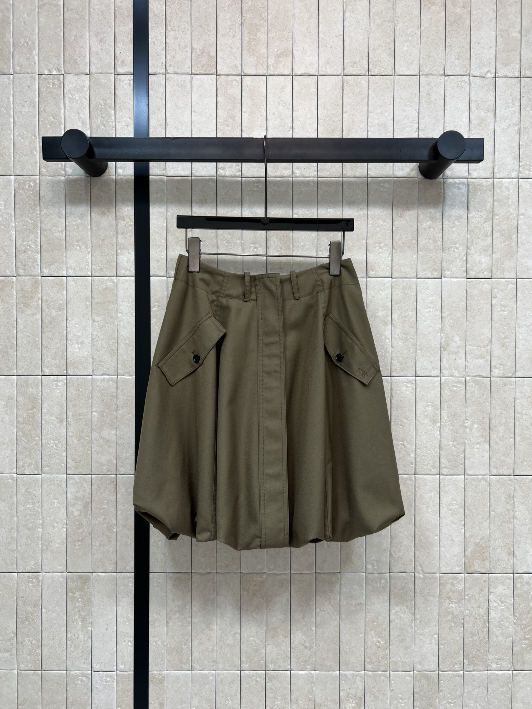 NO:792415,LW Home’s 26 spring and summer new work style pocket bud skirt, khaki light and thin fabric, breathable and comfortable, perfect for summer!  High-waisted A-line bud version + large pockets on both sides. Practical and stylish. Full of retro workwear style. Casual and fashionable. Moderate skirt length. Small people can easily manage it. Slim and versatile. Can be worn for commuting, shopping, and outdoors!  Pair it with a simple T-shirt or shirt to easily get the American retro style. A must-have item for your summer wardrobe. One color and four sizes. Size/S-M-L-XL,,skirts,shirts,tees,t-shirt,19860909LW家 26春夏新款 工装风口袋花苞短裙 卡其色轻薄面料 透气又舒适 夏天穿超合适！高腰A字花苞版型+两侧大口袋 实用又有设计感 复古工装风满满 随性又时髦 裙长适中 小个子也能轻松驾驭 显瘦又百搭 通勤、逛街、户外都能穿！搭配简约T恤或衬衫 轻松get美式复古风 夏季衣橱必备单品 一色四码 Size/S-M-L-XL,,skirts,shirts,tees，t-shirt,,Women's clothing