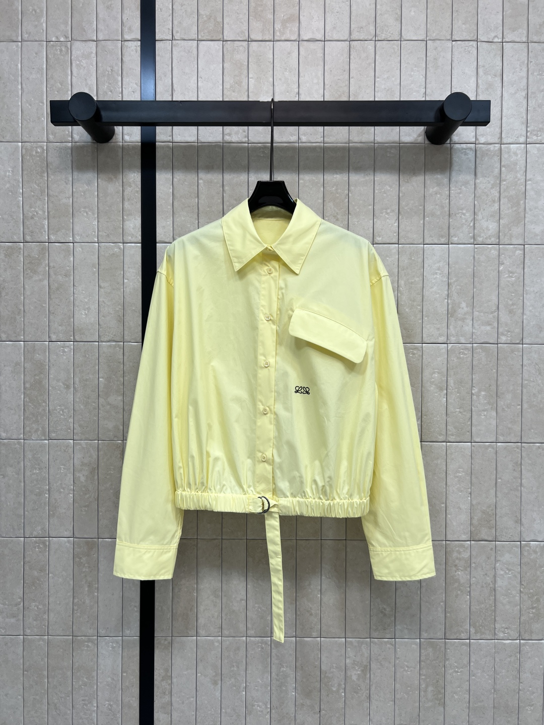 NO:792409,LW's new spring and summer 26 lemon yellow drawstring shirt, very suitable for spring and summer. The elastic waist drawstring design at the hem can adjust the length. Easily switch between short or regular styles. More flexible to wear. The logo embroidery on the chest is low-key and recognizable. The lemon yellow color is super white and full of vitality. It can be easily controlled in daily life or spring atmosphere ~ four sizes in one color. Size/S-M-L-XL,, shirts,19860909LW家 26春夏新款 柠檬黄抽绳衬衫 春夏穿超合适 下摆松紧腰抽绳设计可调节长度 轻松切换短款or常规版型 穿搭更灵活 胸前logo徽标刺绣低调又有辨识度 柠檬黄配色超显白 活力满满 日常或春日氛围感都能轻松驾驭~一色四码 Size/S-M-L-XL,,shirts,,Women's clothing