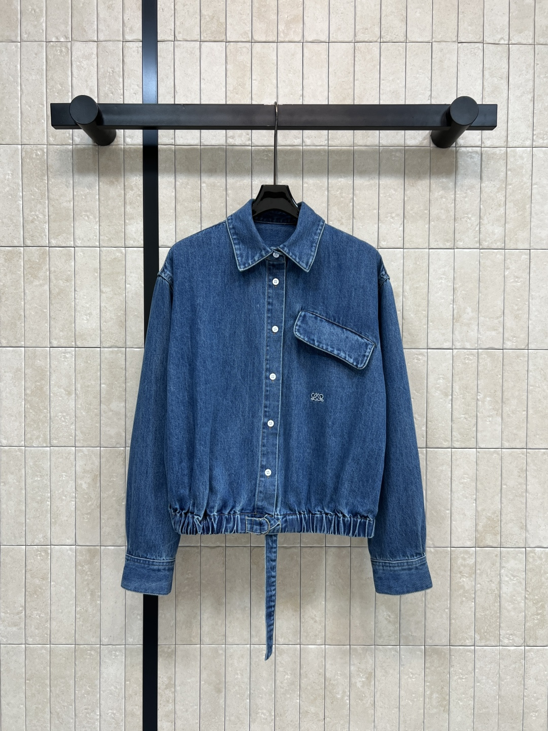 NO:792403,LW Home 26 Spring and Summer New Style Irregular denim skirt, dark blue denim fabric, washed process brings a micro-velvet feel and a drapey feel, hand-torn + pleated texture, full of layers, comes with a belt at the waist, casual and street style, irregular tailoring of the skirt is super personalized, looks great with a simple T-shirt or shirt!  Wear it in spring and summer to easily create a high-end daily look. Fashionable and comfortable~one color and four sizes. Size/S-M-L-XL,,skirts,shirts,tees,t-shirt,19860909LW家 26春夏新款 不规则牛仔短裙 深蓝单宁布料 水洗工艺带来微绒感和垂坠感 手工撕裂+褶皱肌理 层次感满满 腰部自带腰带 随性又有街头感 裙摆不规则剪裁超有个性 搭配简约T恤或衬衫都很出彩！春夏穿它轻松打造高级感日常look 时髦又舒适~一色四码 Size/S-M-L-XL,,skirts,shirts,tees，t-shirt,,Women's clothing
