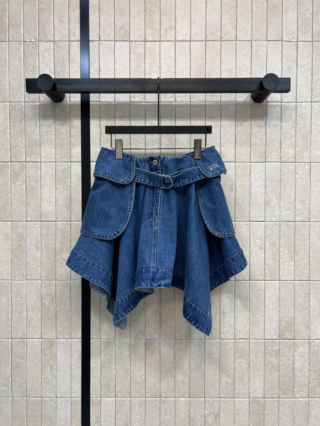 NO:792426,LW Home 26 Spring and Summer New Style Irregular denim skirt, dark blue denim fabric, washed process brings a micro-velvet feel and a drapey feel, hand-torn + pleated texture, full of layers, comes with a belt at the waist, casual and street style, irregular tailoring of the skirt is super personalized, looks great with a simple T-shirt or shirt!  Wear it in spring and summer to easily create a high-end daily look. Fashionable and comfortable~one color and four sizes. Size/S-M-L-XL,,skirts,shirts,tees,t-shirt,19860909LW家 26春夏新款 不规则牛仔短裙 深蓝单宁布料 水洗工艺带来微绒感和垂坠感 手工撕裂+褶皱肌理 层次感满满 腰部自带腰带 随性又有街头感 裙摆不规则剪裁超有个性 搭配简约T恤或衬衫都很出彩！春夏穿它轻松打造高级感日常look 时髦又舒适~一色四码 Size/S-M-L-XL,,skirts,shirts,tees，t-shirt,,Women's clothing