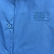 LW家 26春夏新款 蓝色短款衬衫 经典长袖设计 左胸徽标logo刺绣超有辨识度!短款剪裁 搭配高腰裤或 LW家 26春夏新款 蓝色短款衬衫 经典长袖设计 左胸徽标logo刺绣超有辨识度!短款剪裁 搭配高腰裤或