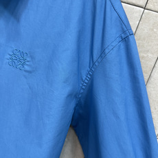 LW家 26春夏新款 蓝色短款衬衫 经典长袖设计 左胸徽标logo刺绣超有辨识度!短款剪裁 搭配高腰裤或 LW家 26春夏新款 蓝色短款衬衫 经典长袖设计 左胸徽标logo刺绣超有辨识度!短款剪裁 搭配高腰裤或