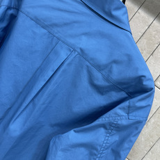 LW家 26春夏新款 蓝色短款衬衫 经典长袖设计 左胸徽标logo刺绣超有辨识度!短款剪裁 搭配高腰裤或 LW家 26春夏新款 蓝色短款衬衫 经典长袖设计 左胸徽标logo刺绣超有辨识度!短款剪裁 搭配高腰裤或