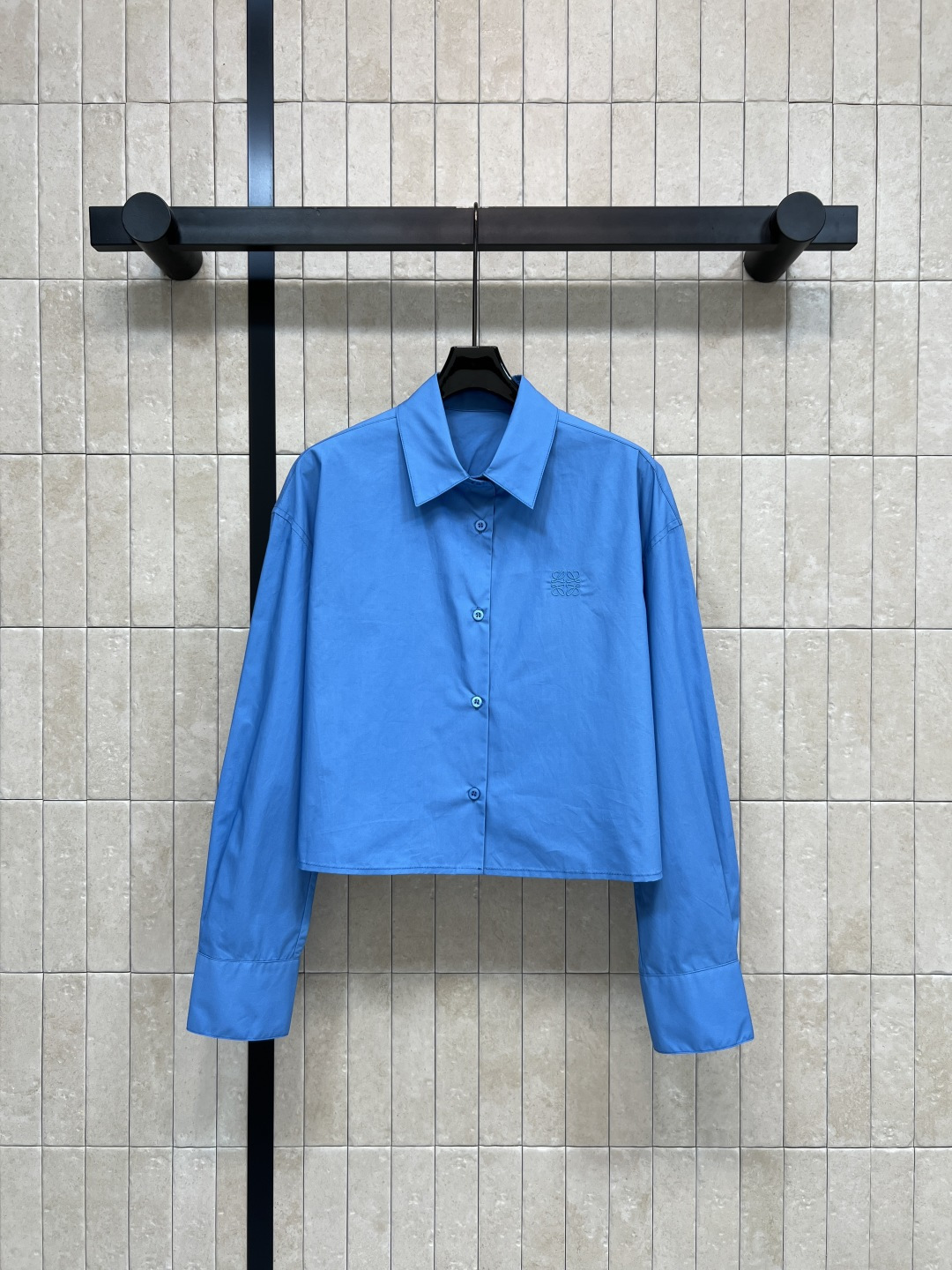 NO:792420,LW Home 26 new spring and summer new blue short shirt, classic long-sleeved design, logo embroidery on the left chest is super recognizable!  Short cut. Pair with high-waisted pants or skirts to easily create a high-waist line. Optimize body proportions. The fabric is comfortable and breathable. Suitable for daily commuting and leisure. The blue tone is fresh and elegant. It shows great temperament when worn in spring and summer. It can be easily controlled in daily life or spring atmosphere. Four sizes in one color. Size/S-M-L-XL,,skirts,shirts,19860909LW家 26春夏新款 蓝色短款衬衫 经典长袖设计 左胸徽标logo刺绣超有辨识度！短款剪裁 搭配高腰裤或裙子 轻松打造高腰线 优化身材比例 面料舒适透气 日常通勤、休闲都很适合 蓝色调清新优雅 春夏穿超显气质 日常或春日氛围感都能轻松驾驭~一色四码 Size/S-M-L-XL,,skirts,shirts,,Women's clothing