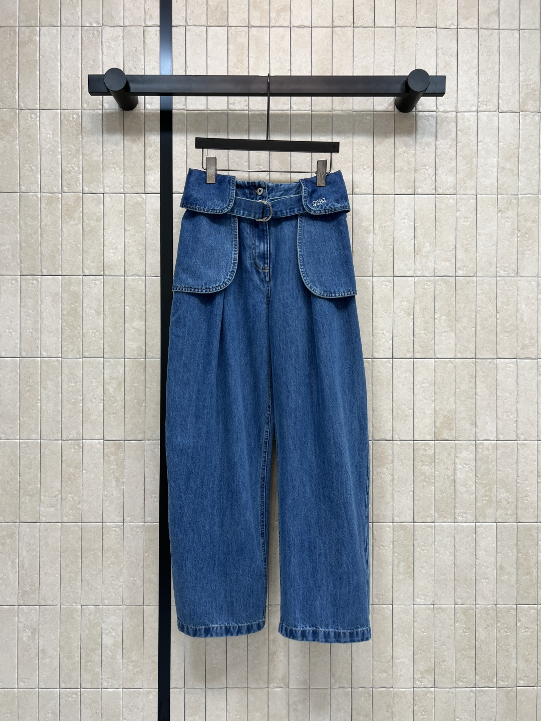 NO:792414,LW’s 26 new spring and summer style retro high-waisted wide-leg jeans. Dark blue denim fabric. Washing technology brings a micro-velvet feel and drape. High-waist + loose wide-legged crotch cover, slimming and pear-shaped figure friendly!  The large pockets are designed to be practical and have a retro feel. The cropped trousers are neatly long and show high juice. The fabric is crisp and not easy to wrinkle. It is OK for commuting and leisure. Pair it with a white T or suspenders to easily get a boyish or hot girl look!  Four sizes in one color Size/S-M-L-XL,,jeans,19860909LW家 26春夏新款 复古高腰阔腿牛仔裤 深蓝单宁布料 水洗工艺带来微绒感和垂坠感 高腰+宽松阔腿遮胯显瘦梨形身材友好！大口袋设计实用又有复古感 九分裤长利落显高汁 面料挺括不易皱 通勤休闲都OK 搭配白T或吊带 轻松get少年感or辣妹风！ 一色四码 Size/S-M-L-XL,,jeans,,Women's clothing