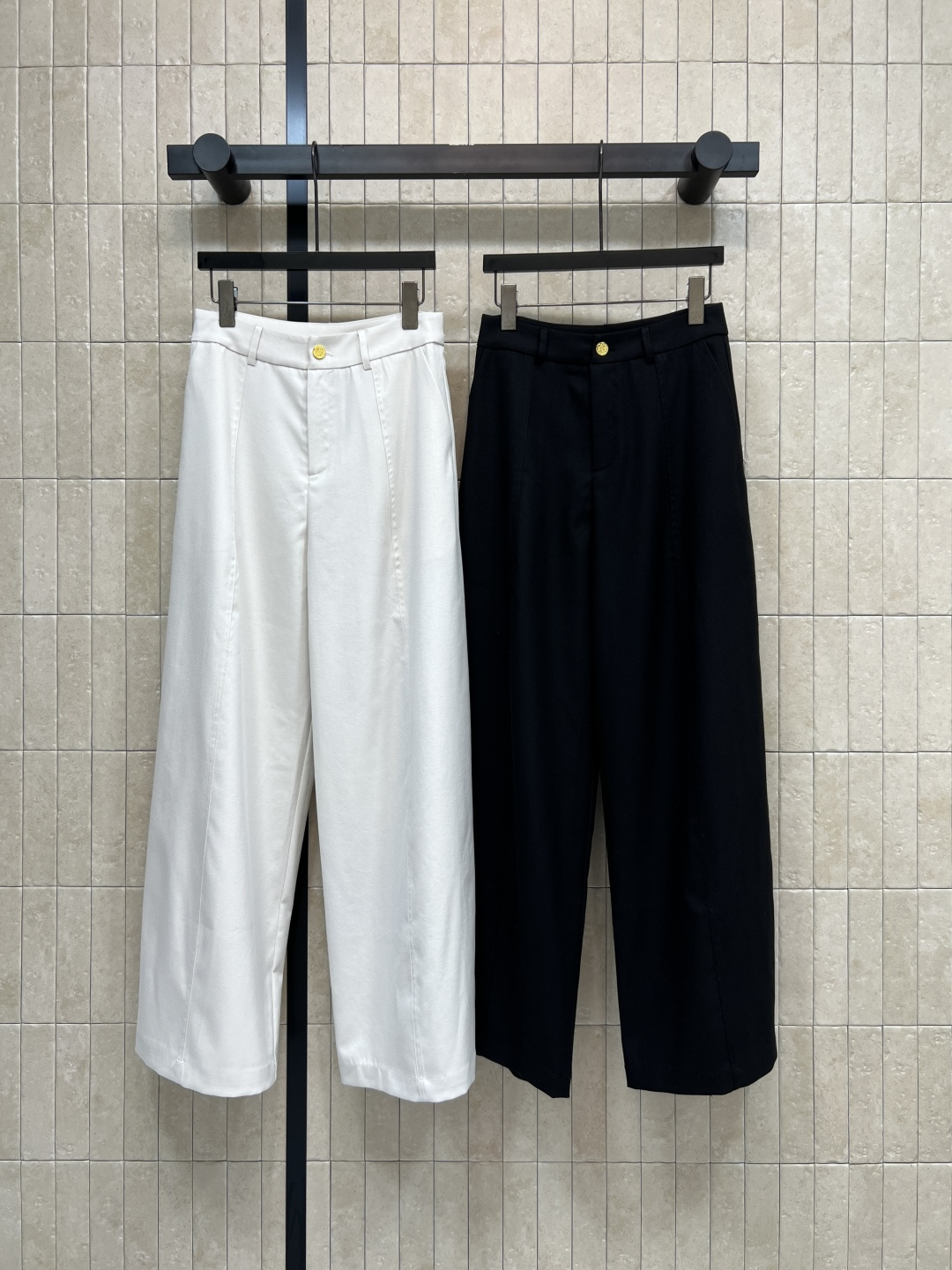 NO:792976,26 new spring and summer high-waisted wide-leg pants, which have good drape and are wrinkle-resistant. They are perfect for daily commuting or leisure!  High waist + golden button design, full of details, loose wide-leg version, covering the hips and slimming, friendly to the pear-shaped figure, nine-point length of pants, easy for small and tall people, it goes well with shirts, sweaters or T-shirts, simple and high-end, easy to get lazy style ~ Two colors and three sizes Size/S-M-L, shirts, tees, t-shirt,1986090926春夏新款 高腰阔腿裤 垂感好又抗皱 日常通勤或休闲都超适合！高腰+金色纽扣设计 细节满分 宽松阔腿版型遮胯显瘦 梨形身材友好 裤长九分 小个子高个子都能轻松驾驭 搭配衬衫、针织衫或T恤都很OK 简约又高级 轻松get慵懒风穿搭~ 两色三码 Size/S-M-L,,shirts,tees，t-shirt,,Women's clothing
