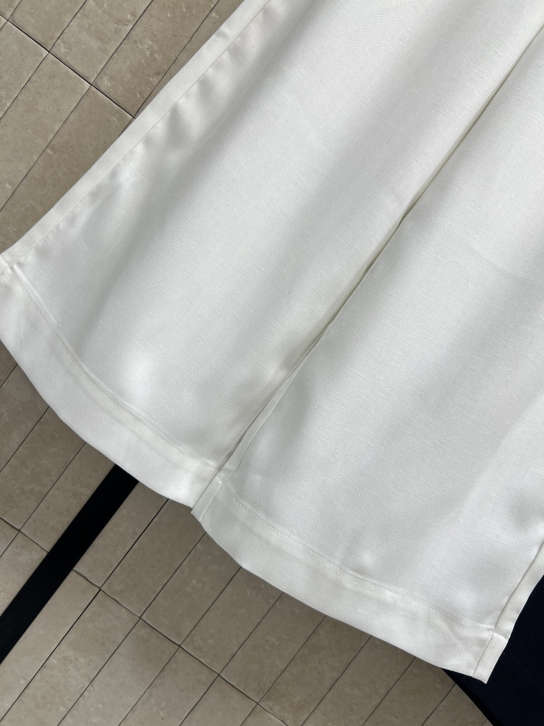 小香家 26春夏新款 白色高腰直筒牛仔裤 经典五袋设计+金属logo纽扣 简约又实用！高腰剪裁修饰腰线 