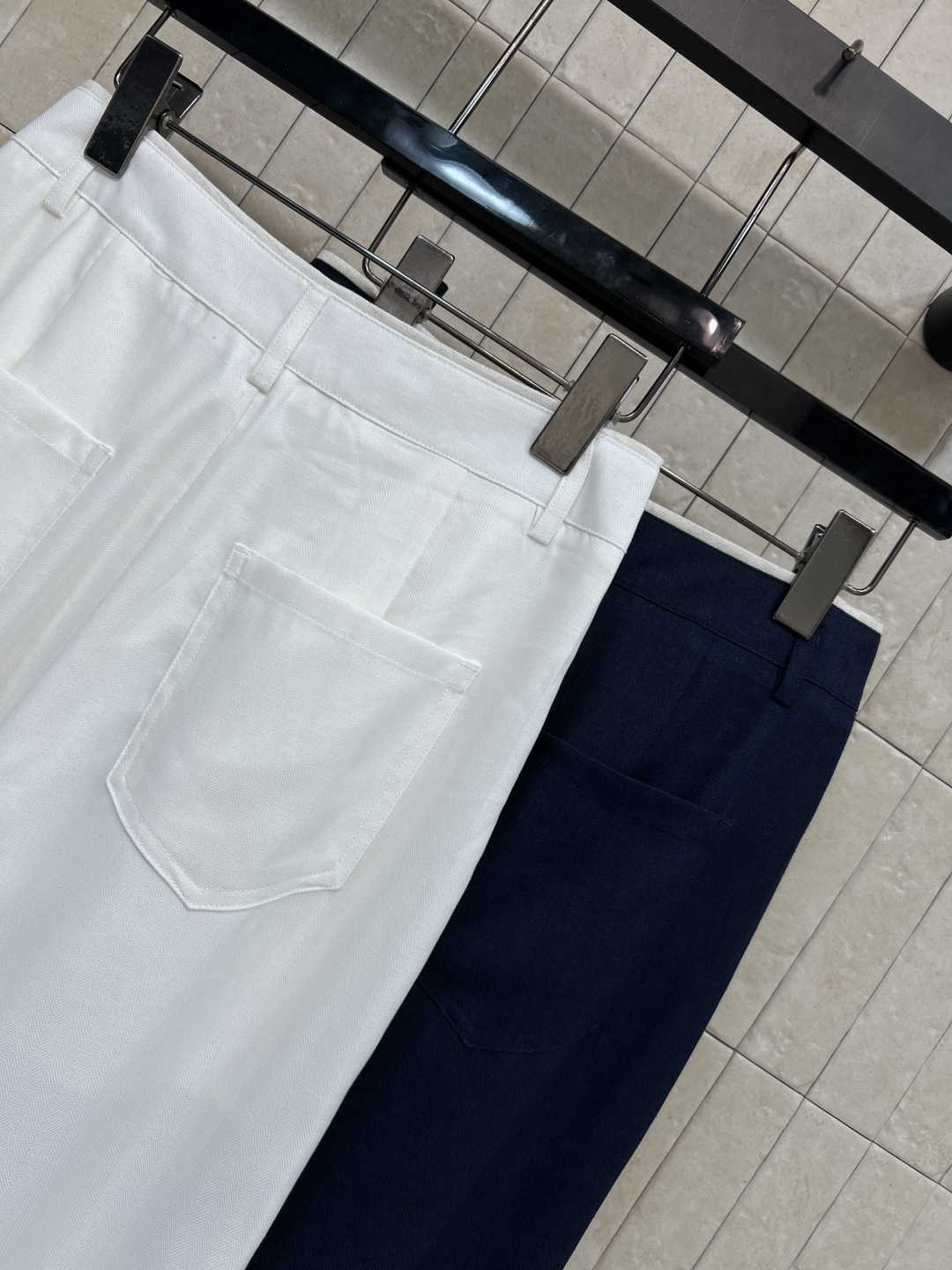 小香家 26春夏新款 白色高腰直筒牛仔裤 经典五袋设计+金属logo纽扣 简约又实用！高腰剪裁修饰腰线 