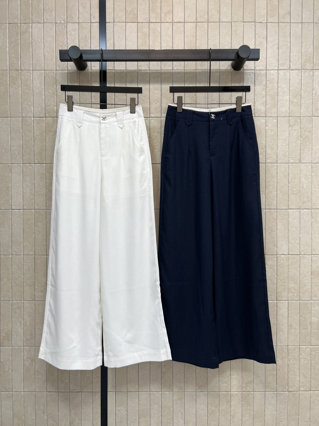 NO:792396,Xiaoxiangjia 26 spring and summer new style white high-waisted straight jeans, classic five-pocket design + metal logo buttons, simple and practical!  The high-waist cut modifies the waistline. The straight version shows long legs. It is friendly to the pear-shaped body. It covers the hips and has a slimming effect. White is refreshing and versatile. It can be worn with T-shirts, shirts and sweaters in spring and summer. It can be worn for commuting and leisure in one color and five sizes. 26-27-28-29-30,,chanel,jeans,shirts,tees,t-shirt,19860909小香家 26春夏新款 白色高腰直筒牛仔裤 经典五袋设计+金属logo纽扣 简约又实用！高腰剪裁修饰腰线 直筒版型超显腿长 梨形身材友好 遮胯显瘦效果满分 白色清爽百搭 春夏随便搭T恤、衬衫、针织衫都OK 通勤休闲都能穿一色五码 26-27-28-29-30,,chanel,jeans,shirts,tees，t-shirt,,Women's clothing