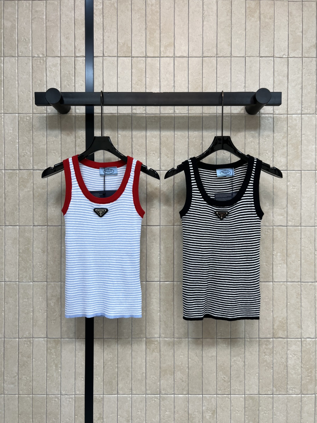 NO:792405,PD Home 26 new spring and summer style contrasting striped vest, super comfortable to wear in summer!  Classic black and white stripes + wide shoulder strap design, modified shoulder and neck lines, super friendly breast covering, classic triangle logo on the chest, perfect details, improved texture!  The U-shaped neckline is simple and elegant. It is versatile when worn alone or underneath. Pair it with high-waisted jeans and overalls. It is easy to get a minimalist and fashionable style~two colors and three sizes. Size/S-M-L,,dior,jeans,19860909PD家 26春夏新款 撞色条纹背心 夏天穿超舒服！经典黑白条纹+宽肩带设计 修饰肩颈线条 遮副乳超友好汁 胸前经典三角标徽标 细节满分 质感提升！U型领口简约大方 单穿or内搭都很百搭 搭配高腰牛仔裤、工装裤 轻松get极简时髦风~两色三码 Size/S-M-L,,dior,jeans,,Women's clothing