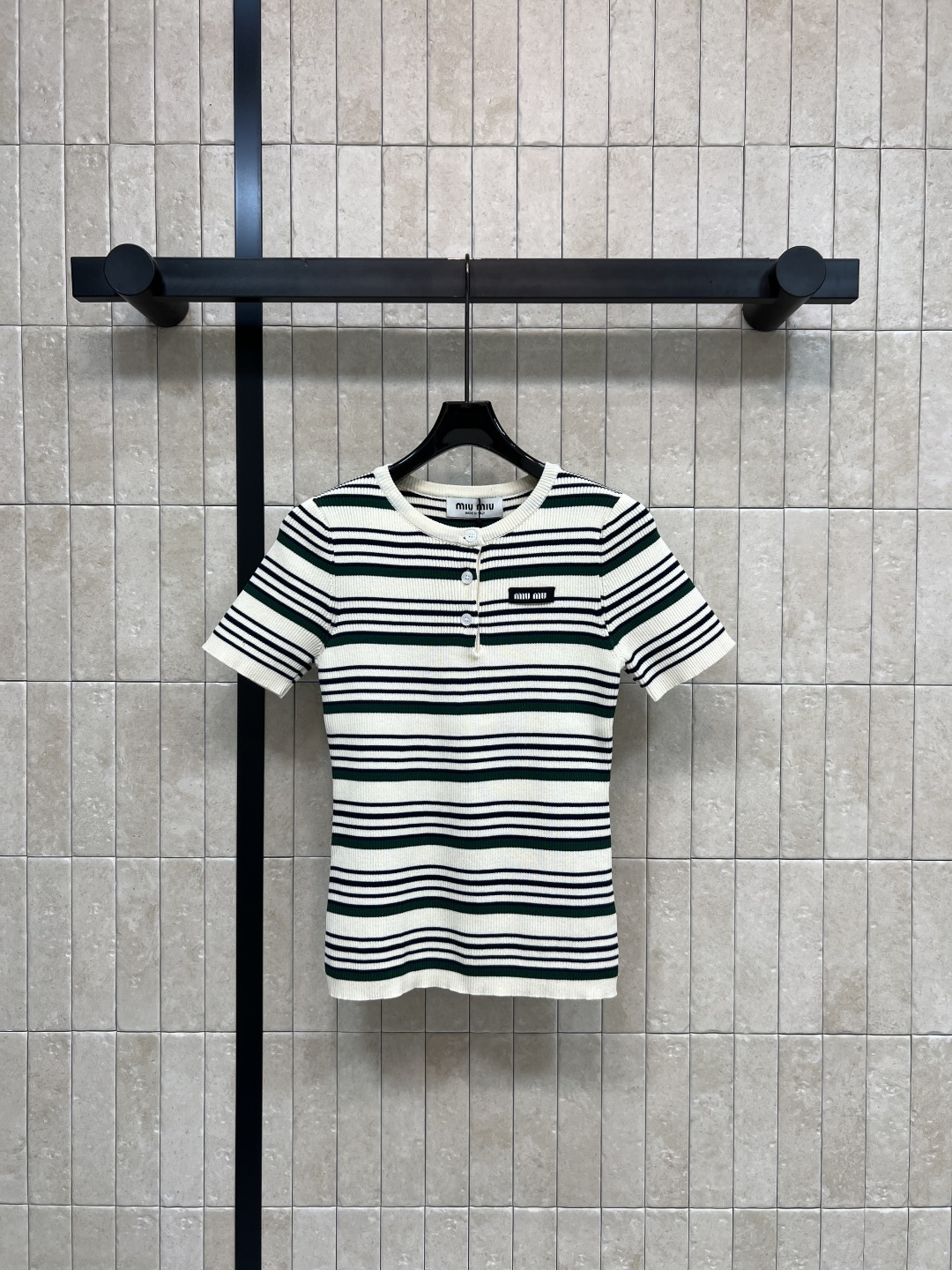 NO:792399,MIU's 26 spring and summer new style striped knitted short-sleeved shirt, fresh and elegant, full of spring atmosphere, slim fit and comfortable, round neck + button placket, exquisite details, full of craftsmanship, easy to control for daily commuting and leisure, paired with jeans or skirts, simple and fashionable, easy to get a sense of luxury, three sizes in one color Size/S-M-L,,miumiu,skirts,jeans,T-shirt,19860909MIU家 26春夏新款 条纹针针织短袖衫 清新优雅 春日氛围感满满 修身版型显瘦又舒适 圆领+纽扣开襟 细节精致 工艺感十足 日常通勤、休闲都能轻松驾驭 搭配牛仔裤或半身裙 简约时尚 轻松get高级感 一色三码 Size/S-M-L,,miumiu,skirts,jeans,T-shirt,,Women's clothing