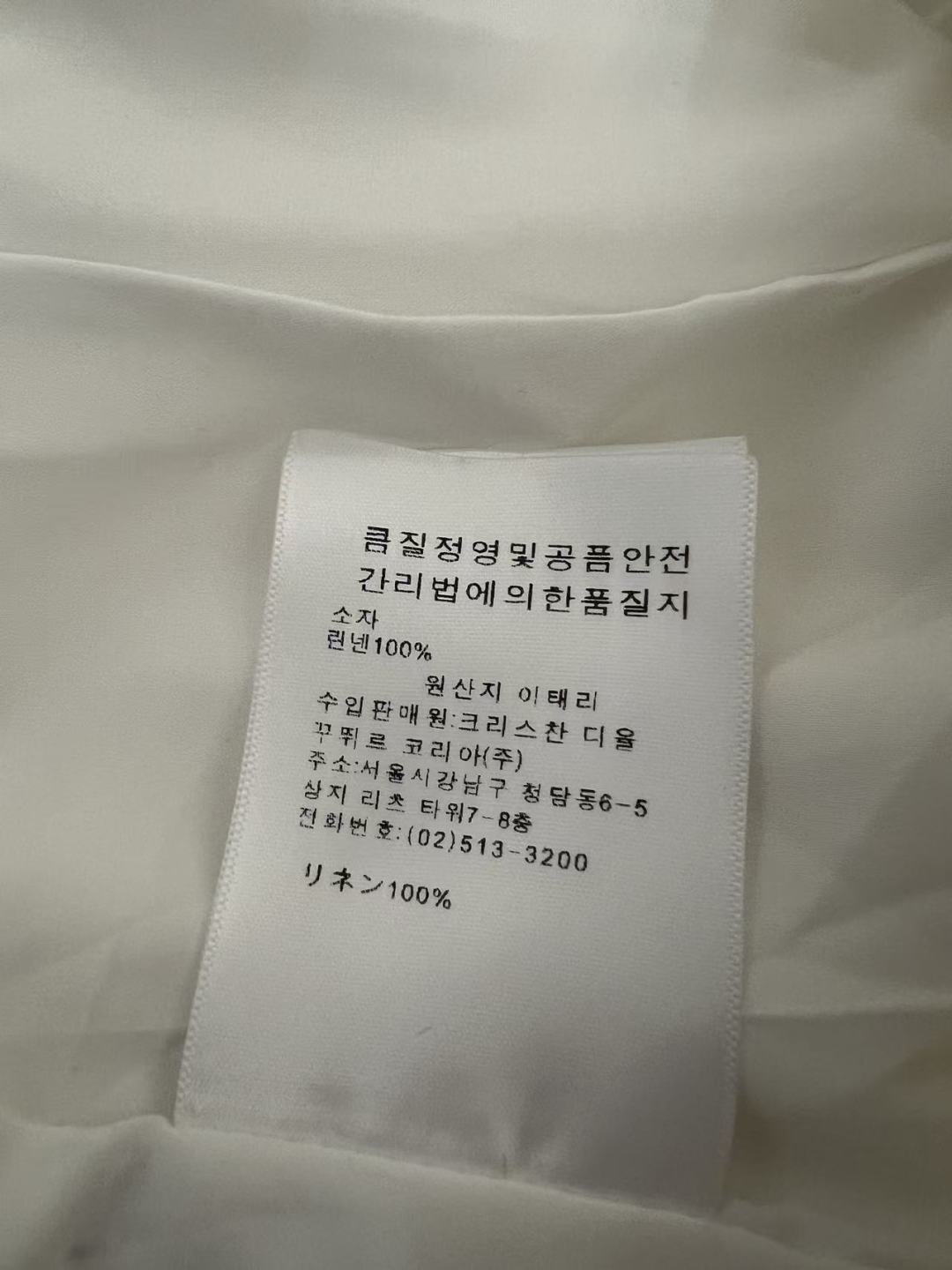 小香家 26春夏新款 白色高腰直筒牛仔裤 经典五袋设计+金属logo纽扣 简约又实用！高腰剪裁修饰腰线 