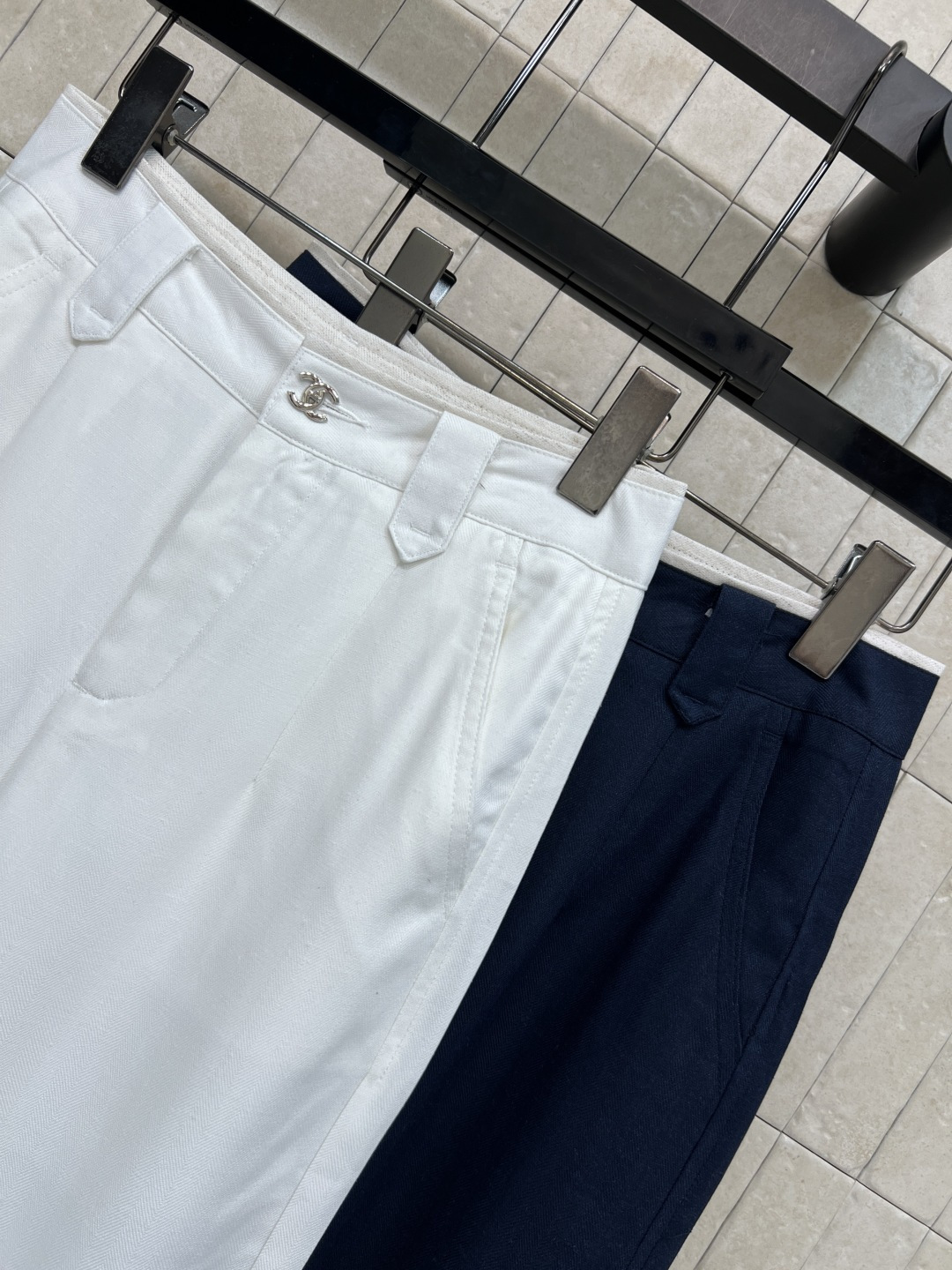 小香家 26春夏新款 白色高腰直筒牛仔裤 经典五袋设计+金属logo纽扣 简约又实用！高腰剪裁修饰腰线 