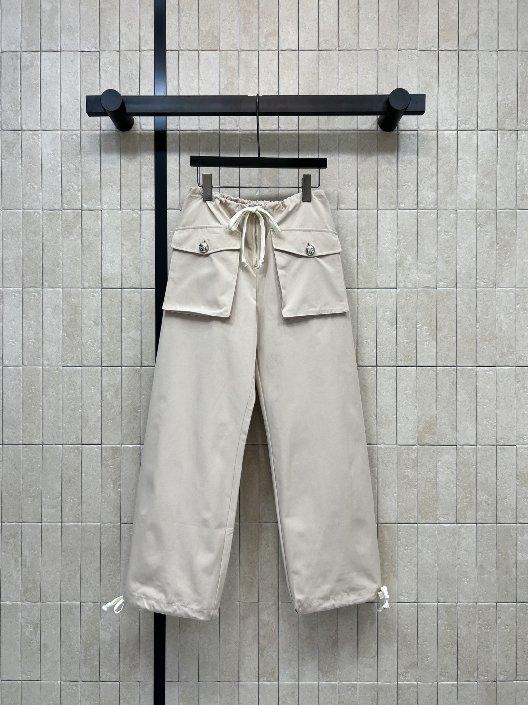 NO:792388,Xiaoxiangjia 26 spring and summer new style Korean style work casual pants, loose straight fit, waist splicing + double large pocket design, practical and stylish!  The 100% cotton material is breathable and comfortable, perfect for spring and summer. The drawstrings on the trouser legs are adjustable. You can switch styles at will. It can be easily used for daily commuting and leisure. Pair it with a simple top or sneakers to easily get the Korean simple style. Fashionable and versatile!  One color, three sizes Size/S-M-L,,chanel,sneakers,19860909小香家 26春夏新款 韩系工装休闲裤 宽松直筒版型 腰部拼接+双大口袋设计 实用又有造型感！全棉材质透气舒适 春夏穿超合适 裤脚抽绳可调节 随心切换风格 日常通勤、休闲都能轻松驾驭 搭配简约上衣或运动鞋 轻松get韩系简约风 时髦又百搭！一色三码 Size/S-M-L,,chanel,sneakers,,Women's clothing