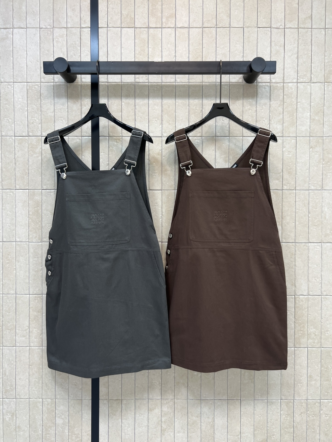 NO:792384,MIU's 26 new spring and summer style work style suspender skirt, simple design + metal buckle shoulder strap, moderate length, friendly to little people!  Decorative pockets on the front + exquisite logo embroidery. Perfect details. The fabric is crisp and waist-cut. It can easily highlight the body curve. It can be worn for daily commuting and leisure. It is great to wear alone or layered. It is age-reducing and high-end. It is easy to create a variety of styles! Two colors and three sizes. Size/S-M-L,,miumiu,skirts,19860909MIU家 26春夏新款 工装风背带裙 简约设计+金属扣肩带 长度适中 小个子友好！正面装饰口袋+精致logo刺绣 细节满分 面料挺括 收腰剪裁 轻松凸显身材曲线 日常通勤、休闲都能穿 单穿or叠搭都很出彩 减龄又高级 轻松打造多种风格look! 两色三码 Size/S-M-L,,miumiu,skirts,,Women's clothing
