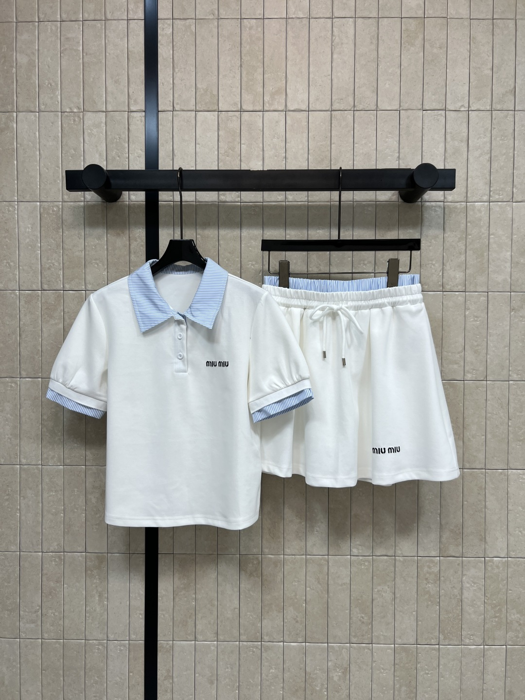 NO:792380,MIU Home 26 new spring and summer style college style blue and white splicing POLO suit, short-sleeved POLO shirt + double waist shorts, simple and fresh, super comfortable to wear in summer!  The collar and cuffs of the POLO shirt are spliced ​​with blue and white stripes. The embroidered letters on the chest are very detailed. The elastic waist design of the shorts is comfortable and convenient for activities. It is suitable for daily travel, campus wear or leisure and entertainment. Pair it with canvas shoes or sneakers to easily get a youthful and energetic style. Two colors and three sizes. Size/S-M-L,,miumiu,sneakers,shorts,T-shirt,19860909MIU家 26春夏新款 学院风蓝白拼接POLO套装 短袖POLO衫+双腰头短裤 简约清新 夏天穿超舒服！POLO衫领口和袖口蓝白条纹拼接 胸前刺绣字母超有细节感 短裤松紧腰设计 舒适又方便活动 日常出行、校园穿搭或休闲娱乐都很适合~搭配帆布鞋或运动鞋 轻松get青春活力风 两色三码 Size/S-M-L,,miumiu,sneakers,shorts,T-shirt,,Women's clothing