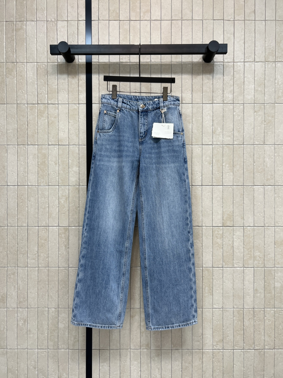 NO:792385,26 spring and summer new style retro high-waisted wide-leg jeans, washed blue and distressed texture, super atmospheric!  Loose and straight fit, covers the hips and makes you look slimmer. Pear-shaped body friendly. Comfortable to wear but not tight. High waist design elongates the legs. Pair with a short top or shirt to easily create a retro or casual style. Pure cotton material is breathable and durable. Suitable for daily outings, commuting, and leisure. It is a versatile and practical wardrobe essential!  One color and five codes 26-27-28-29-30,,jeans,shirts,1986090926春夏新款 复古高腰阔腿牛仔裤水洗蓝色做旧质感超有氛围感！宽松直筒版型 遮胯显瘦 梨形身材友好 穿着舒适不紧绷 高腰设计拉长腿部比例 搭配短上衣或衬衫 轻松打造复古or休闲风 纯棉材质透气耐穿 日常出街、通勤、休闲都很适合 是百搭实用的衣橱必备单品！一色五码 26-27-28-29-30,,jeans,shirts,,Women's clothing