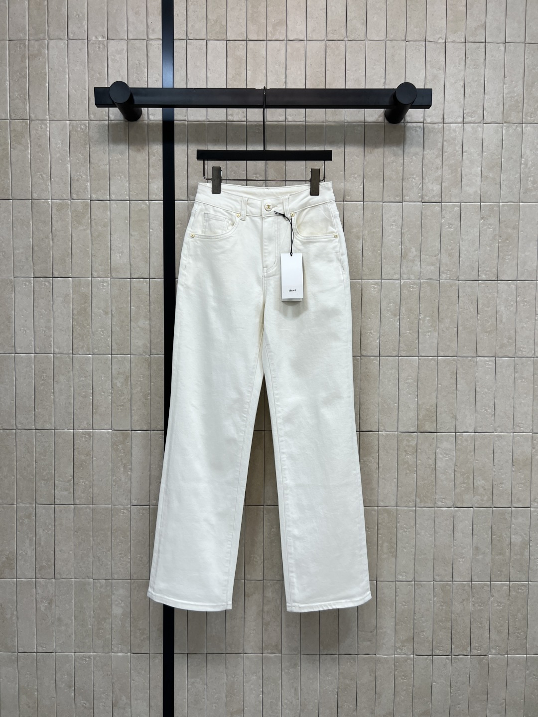 NO:792381,Xiaoxiangjia 26 spring and summer new style white high-waisted straight jeans, classic five-pocket design + metal logo buttons, simple and practical!  The high-waist cut modifies the waistline. The straight version shows long legs. It is friendly to the pear-shaped body. It covers the hips and has a slimming effect. White is refreshing and versatile. It can be worn with T-shirts, shirts and sweaters in spring and summer. It can be worn for commuting and leisure in one color and five sizes. 26-27-28-29-30,,chanel,jeans,shirts,tees,t-shirt,19860909小香家 26春夏新款 白色高腰直筒牛仔裤 经典五袋设计+金属logo纽扣 简约又实用！高腰剪裁修饰腰线 直筒版型超显腿长 梨形身材友好 遮胯显瘦效果满分 白色清爽百搭 春夏随便搭T恤、衬衫、针织衫都OK 通勤休闲都能穿一色五码 26-27-28-29-30,,chanel,jeans,shirts,tees，t-shirt,,Women's clothing